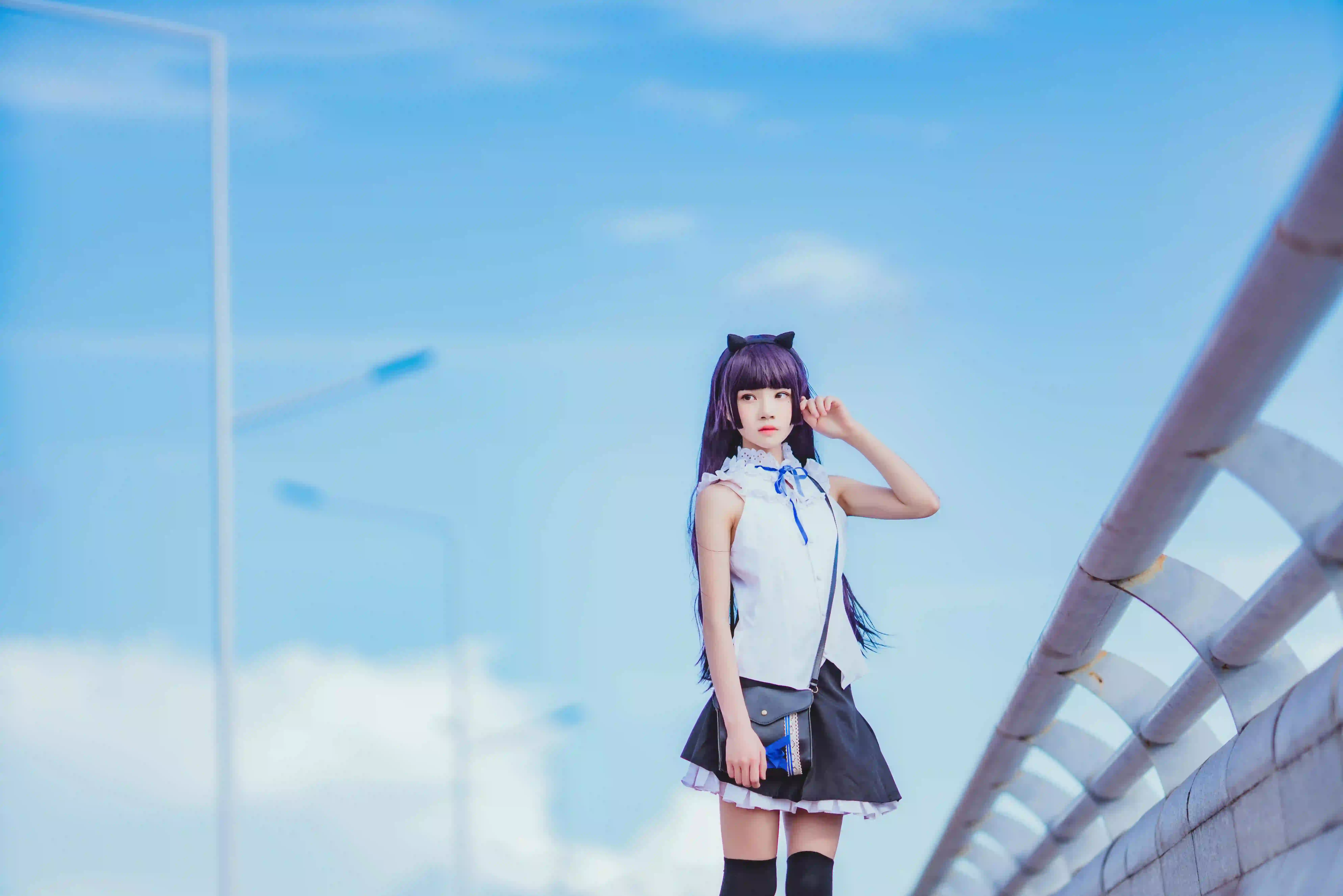 长发美女 户外 白色衣服 黑色短裙 黑丝美腿 蓝天白云