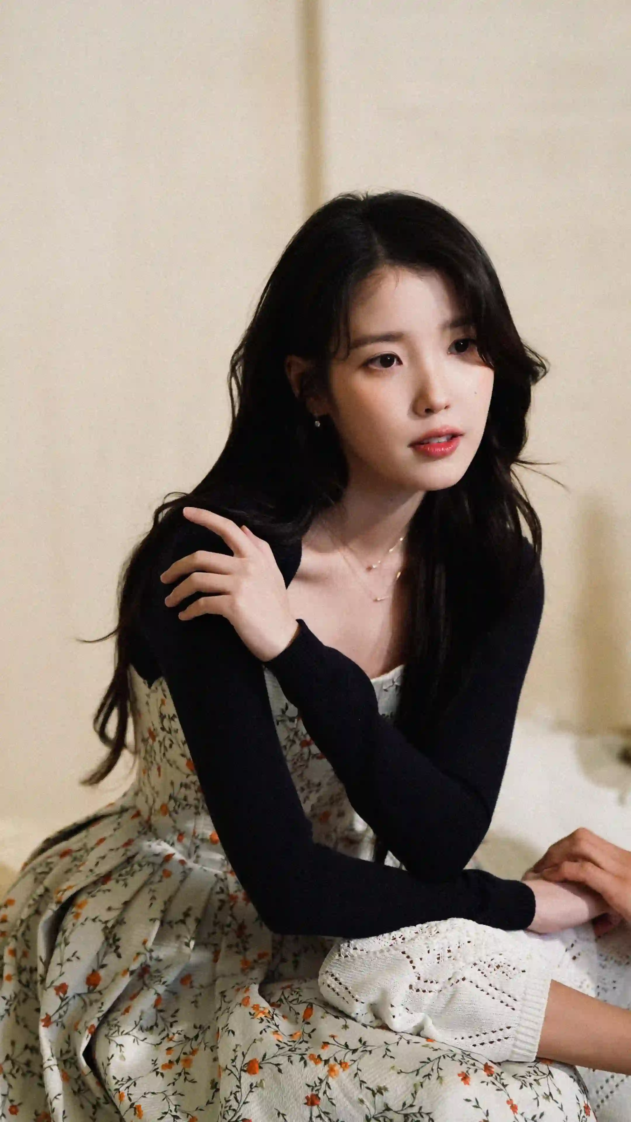 长发美女李知恩4k手机壁纸 韩国美女 IU 碎花裙