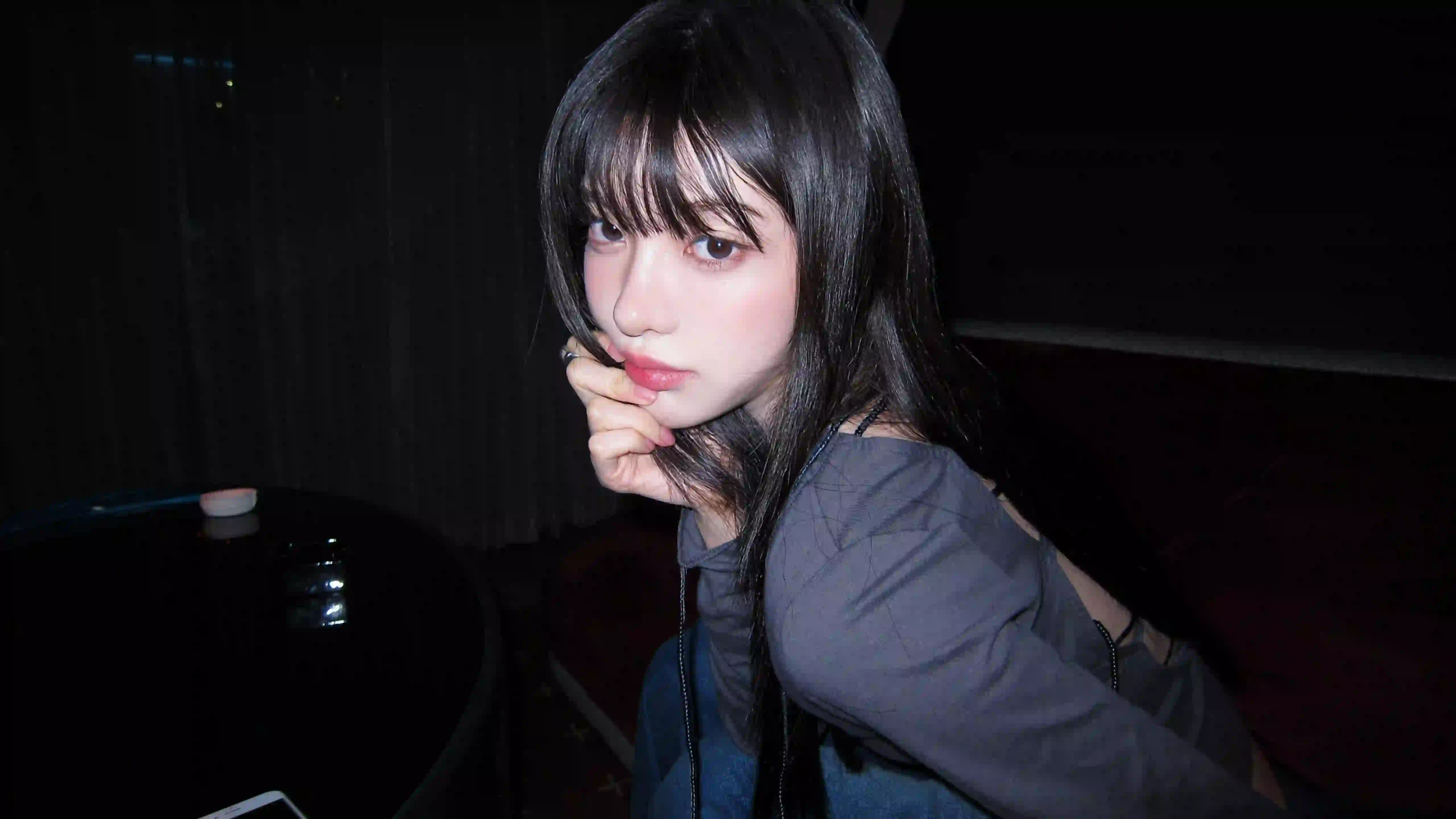 暗色调 长发清纯美女 冷白皮 户外 