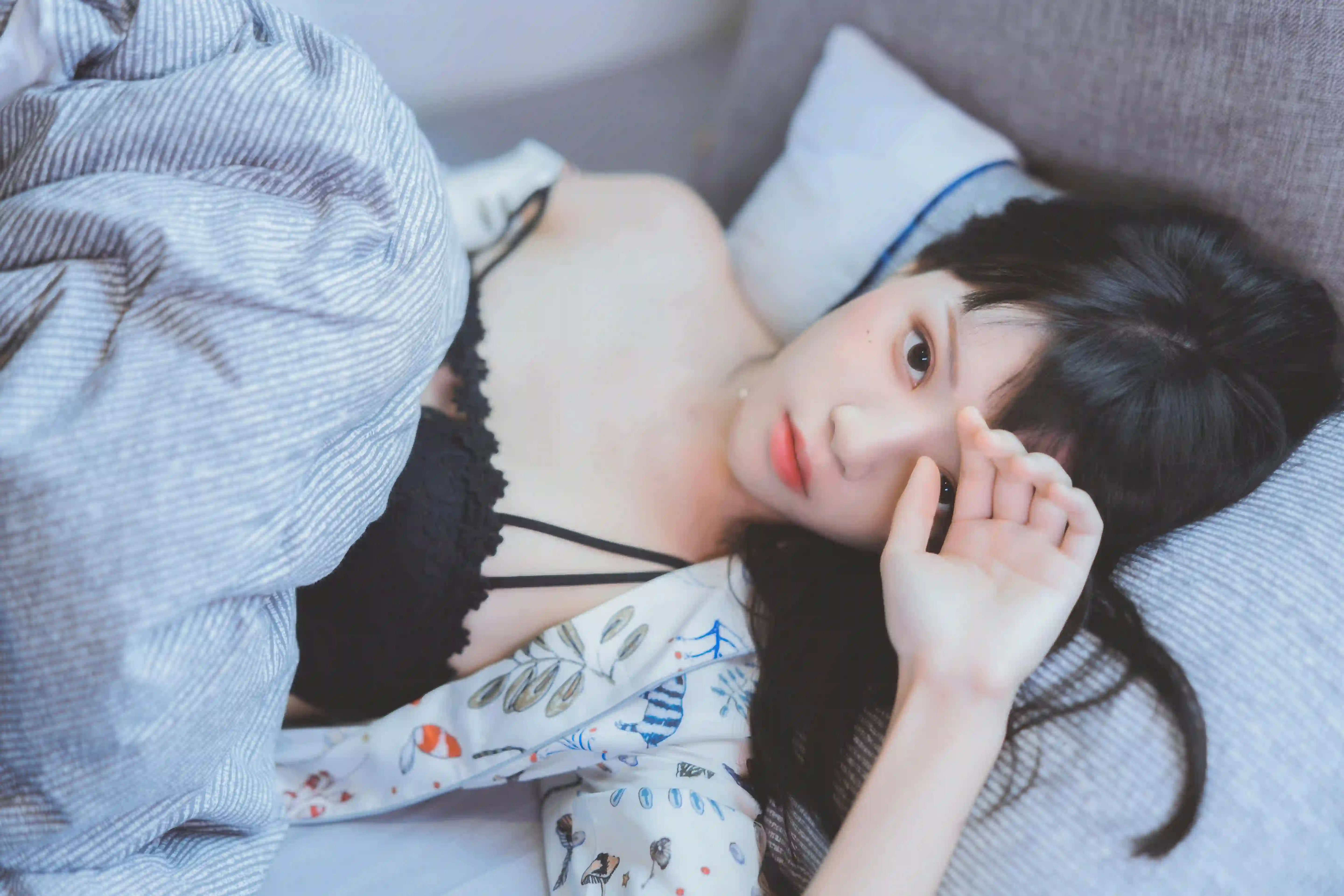 美女 长发美女 居家 唯美 黑色吊带 小清新