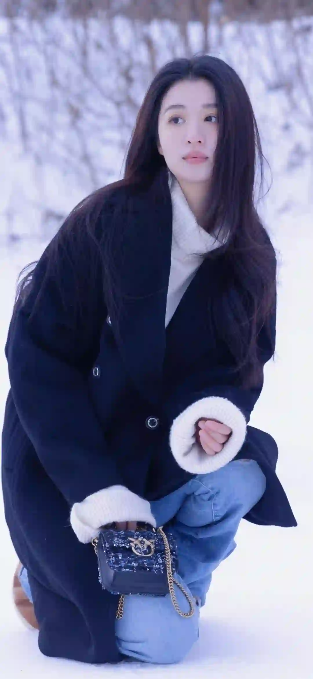 雪地 在雪地里拍照的长发美女 唯美场景 明星 王楚然