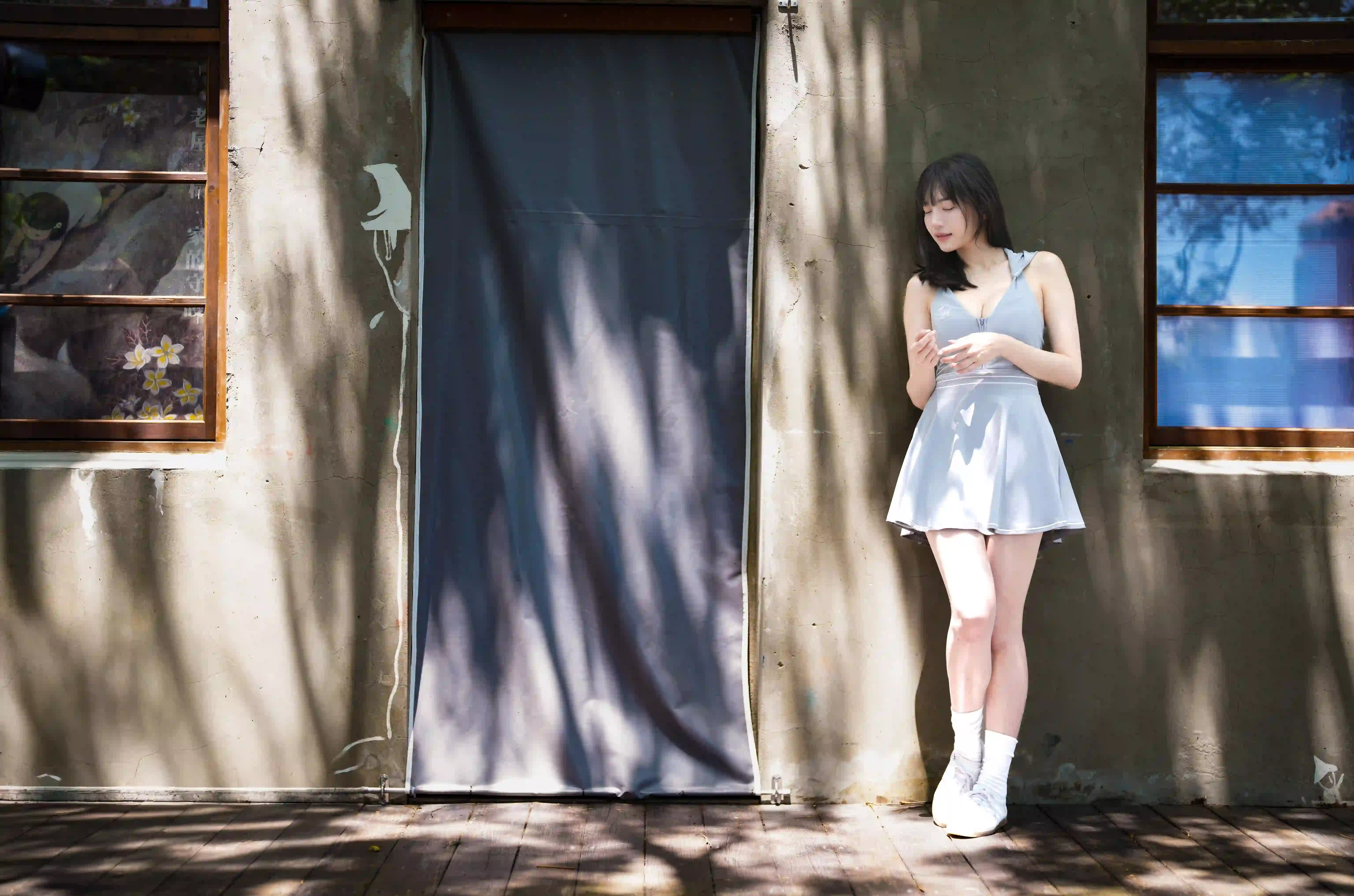 美女 自然 阳光明媚 灰色裙子 