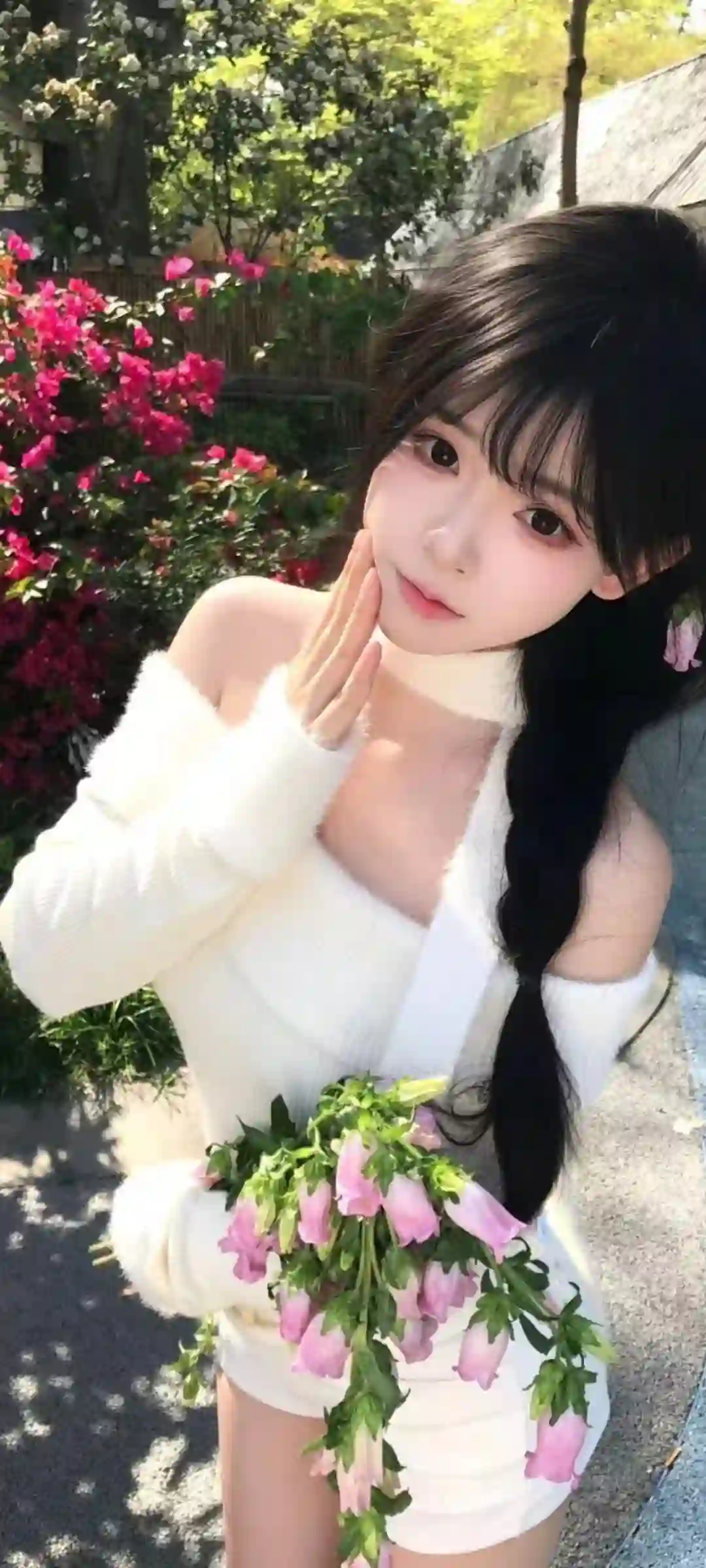 白色露肩裙少女 手捧粉色铃兰花 清纯甜美 花园写真