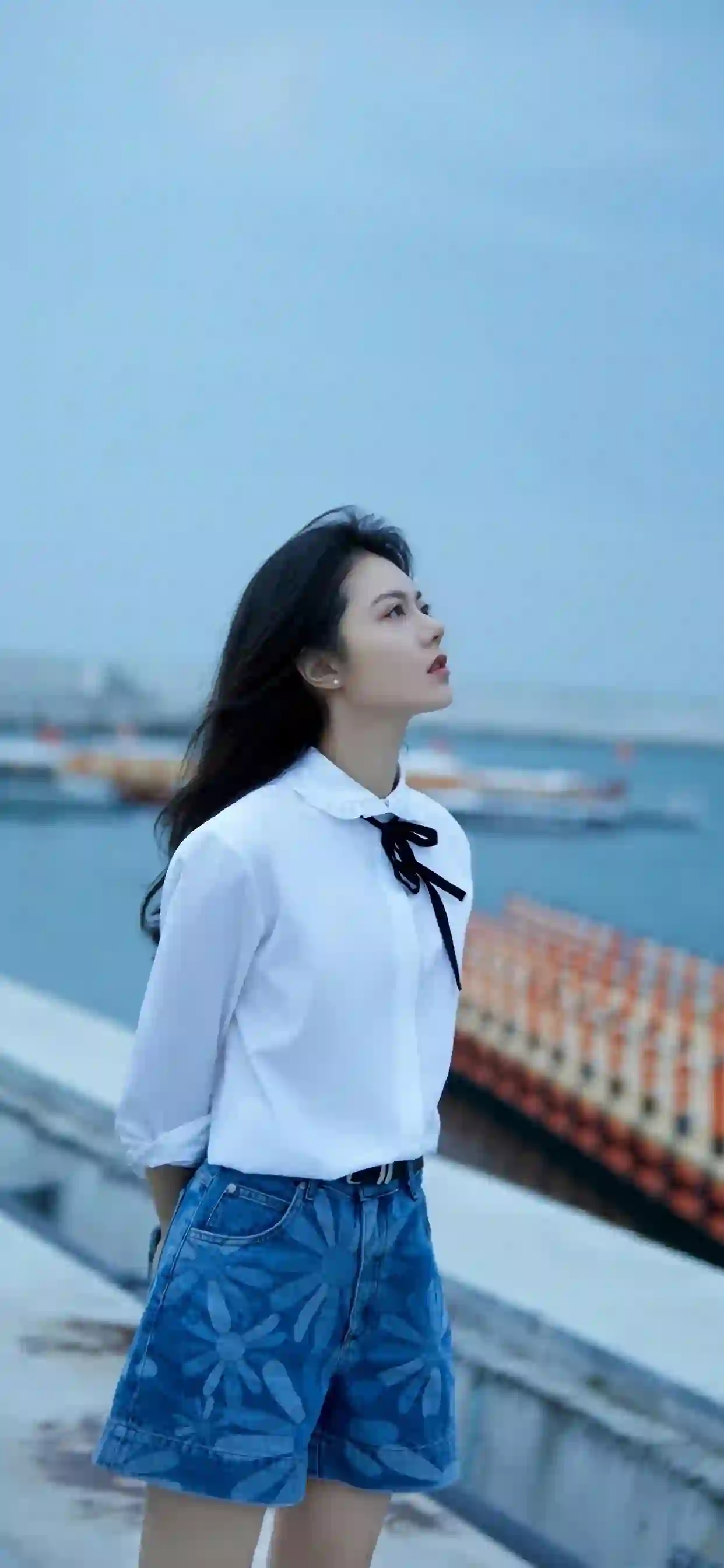 海边少女 白衬衫 牛仔短裤 人像摄影 清新唯美 码头 赵今麦