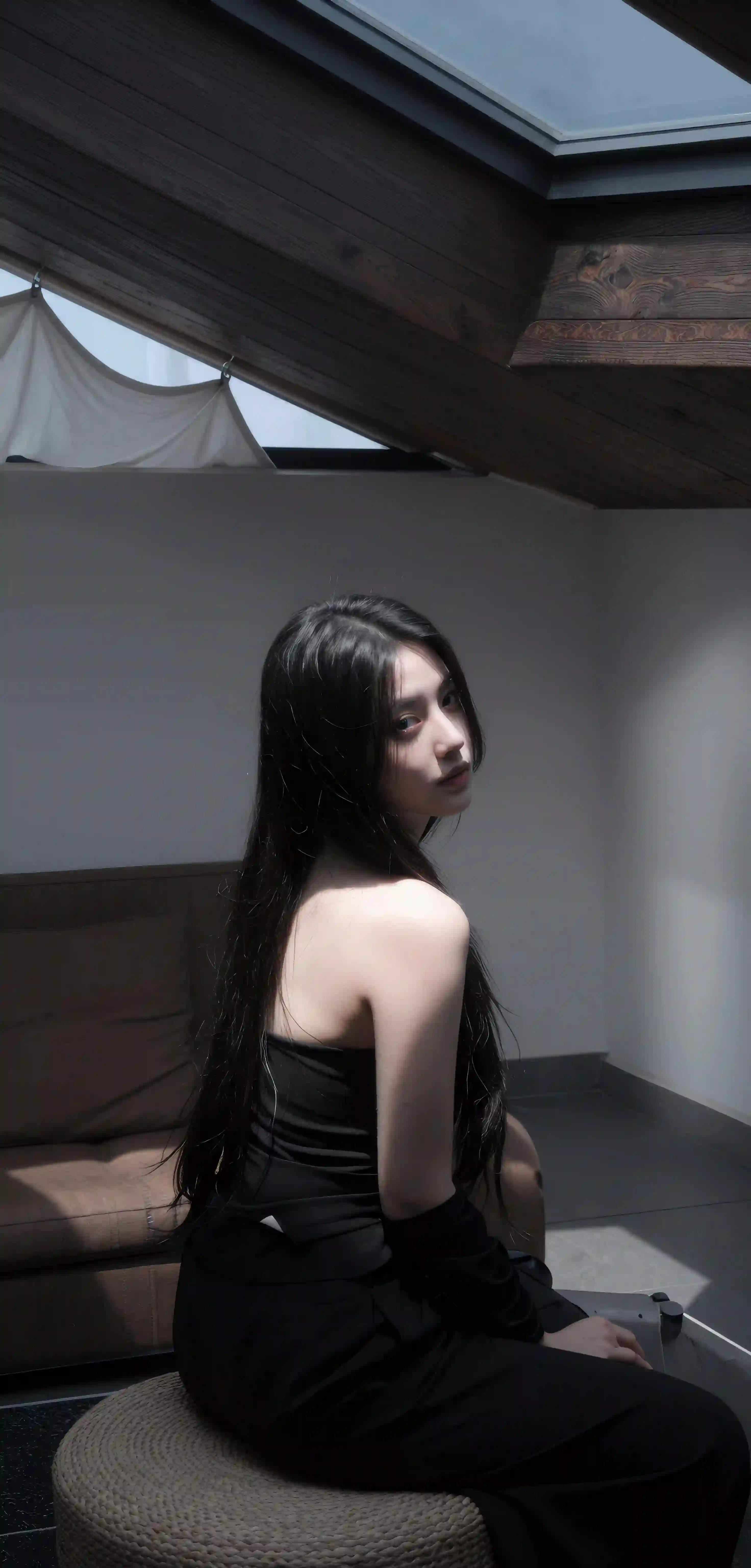 黑裙少女 阁楼光影 回眸写真 氛围感壁纸