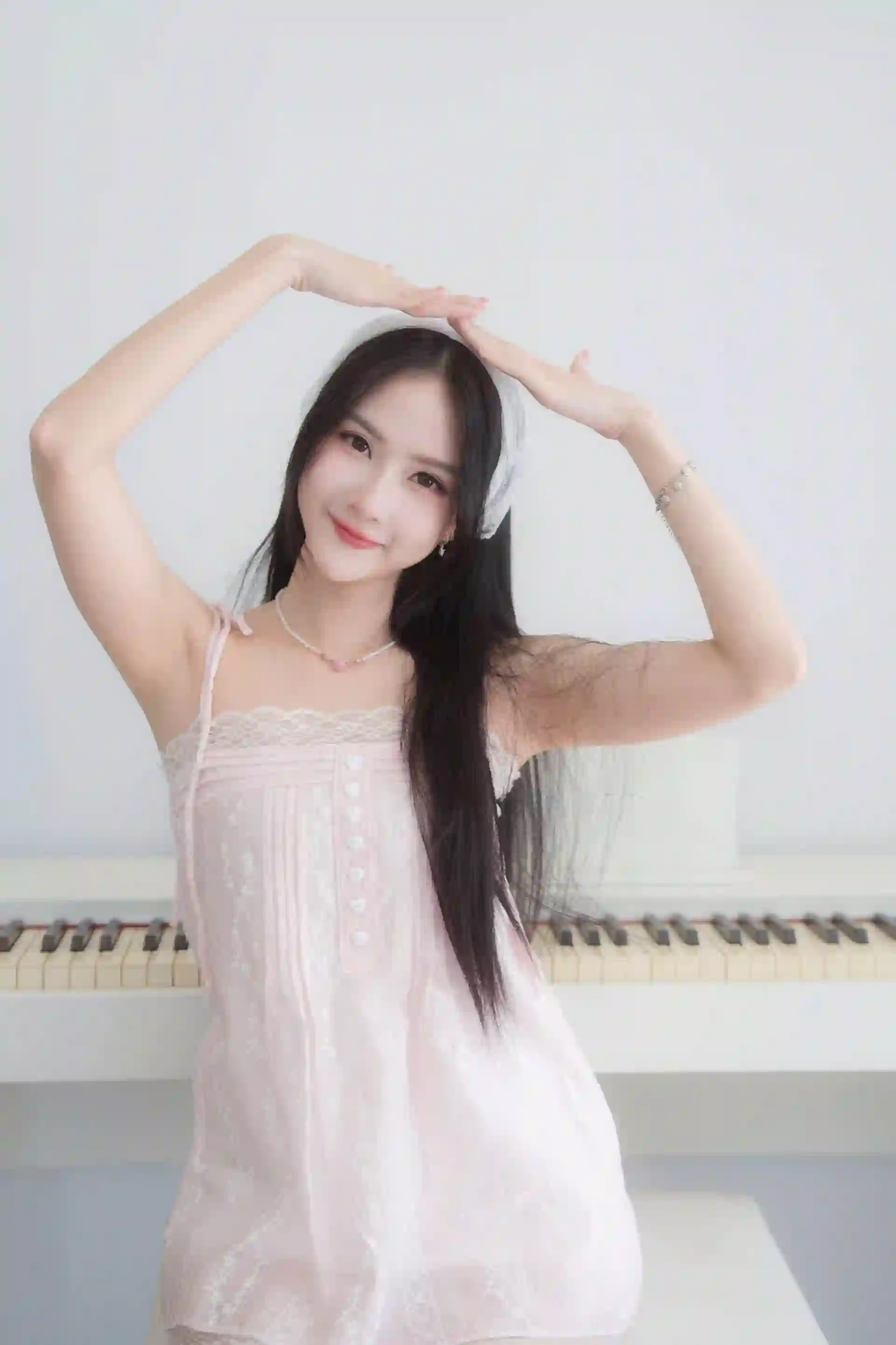 粉裙少女 钢琴 比心 甜美写真 黑色长发 清新