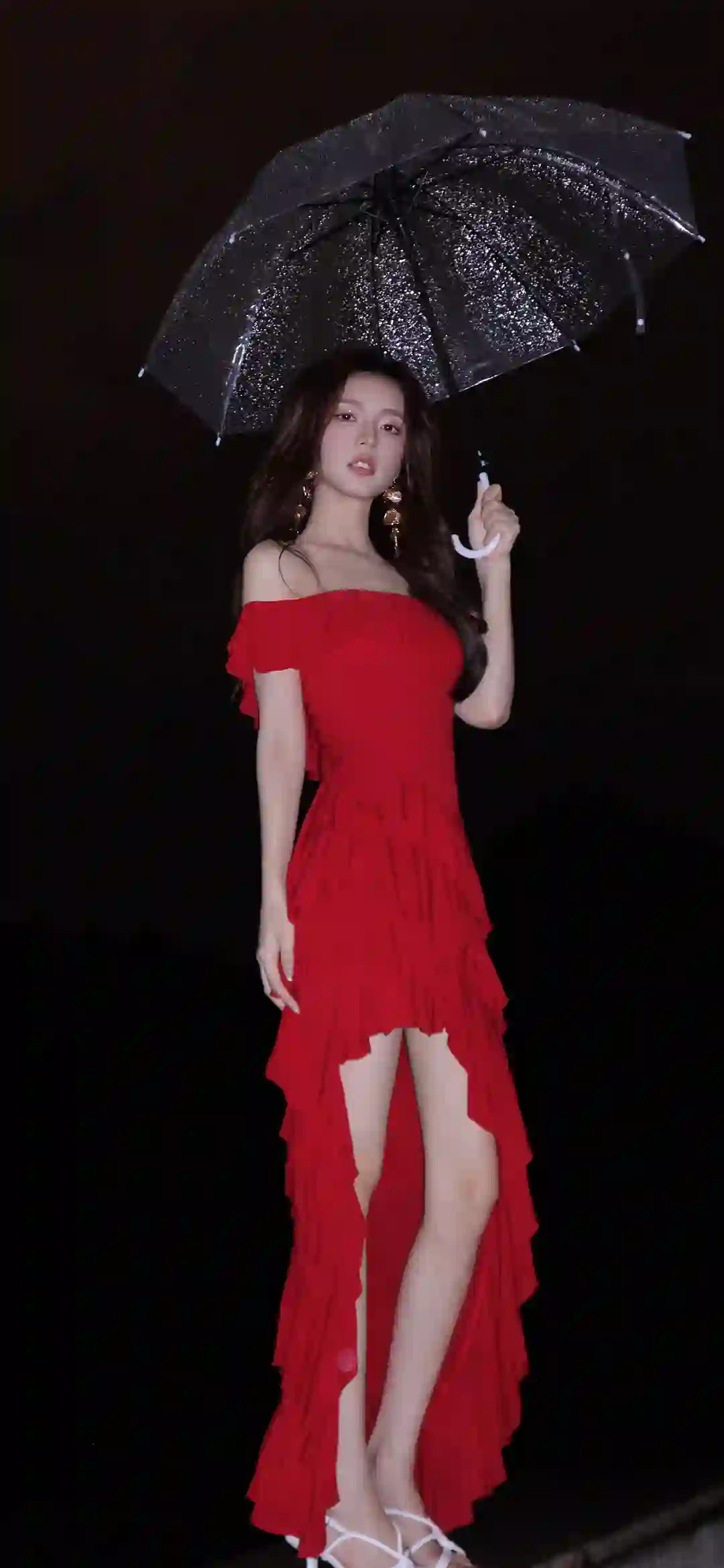 撑着雨伞的长发红裙美女 长腿女孩 红色长裙 雨伞