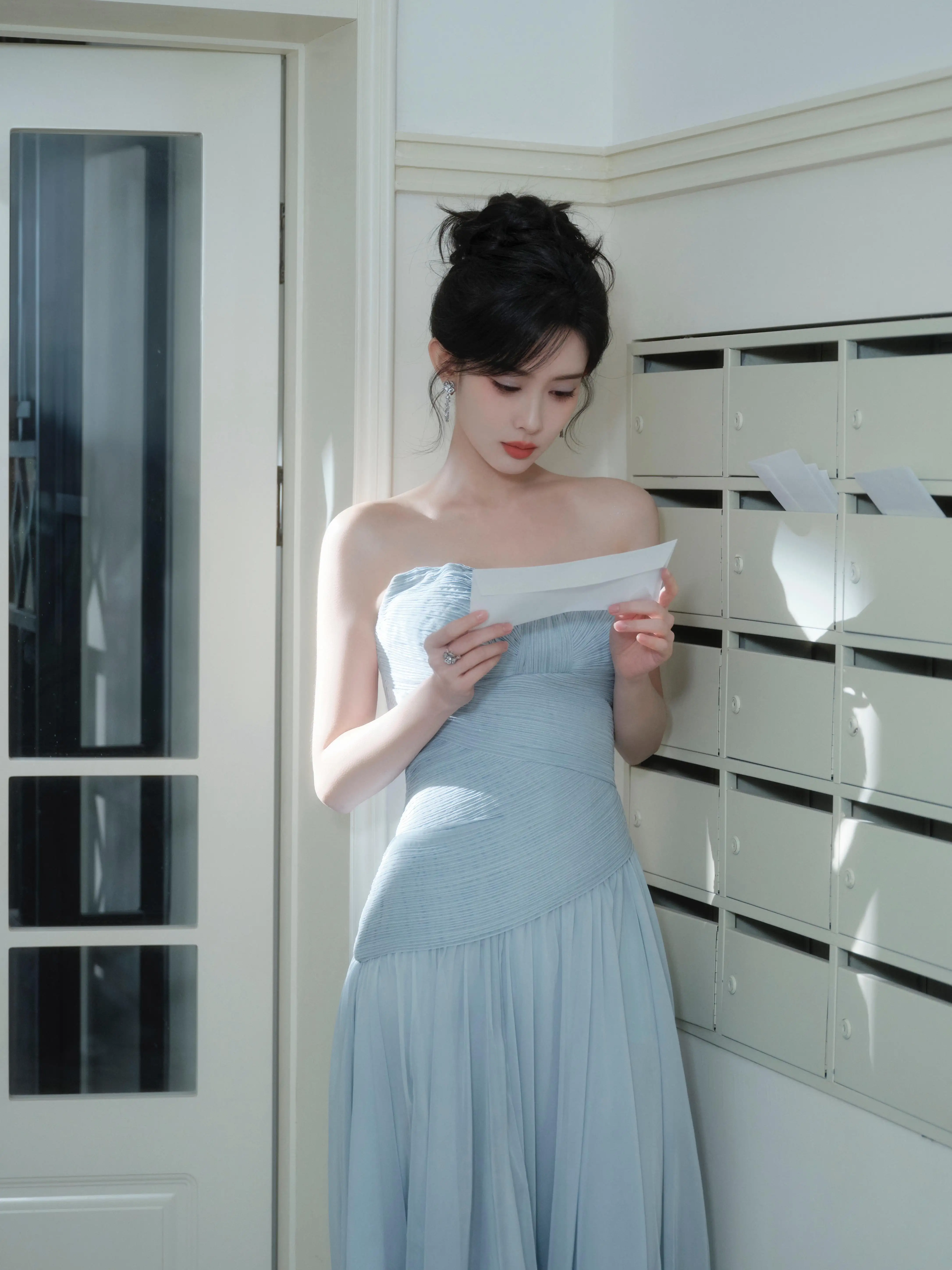孟子义｜蓝色抹胸长裙手机壁纸