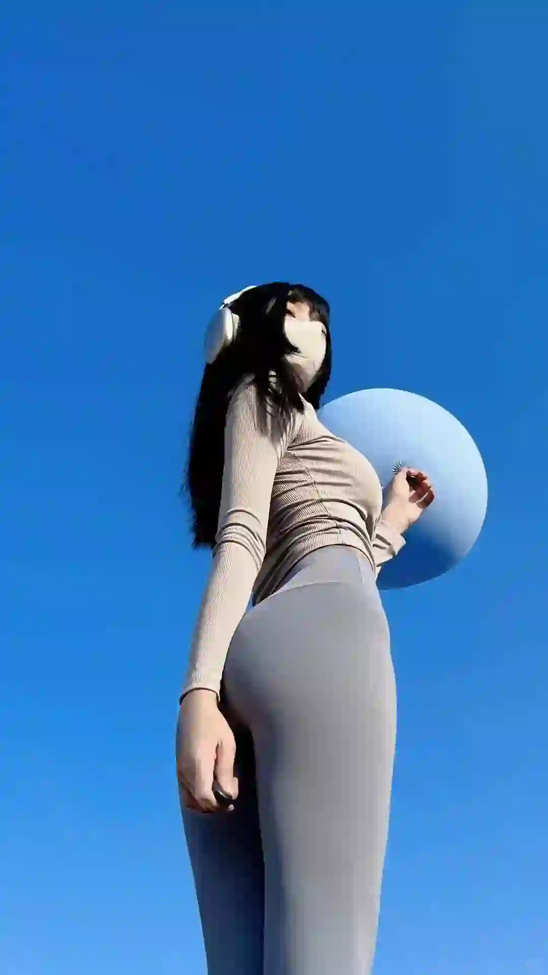 长腿美女 蓝天白云 性感美女 蓝天 瑜伽裤 口罩