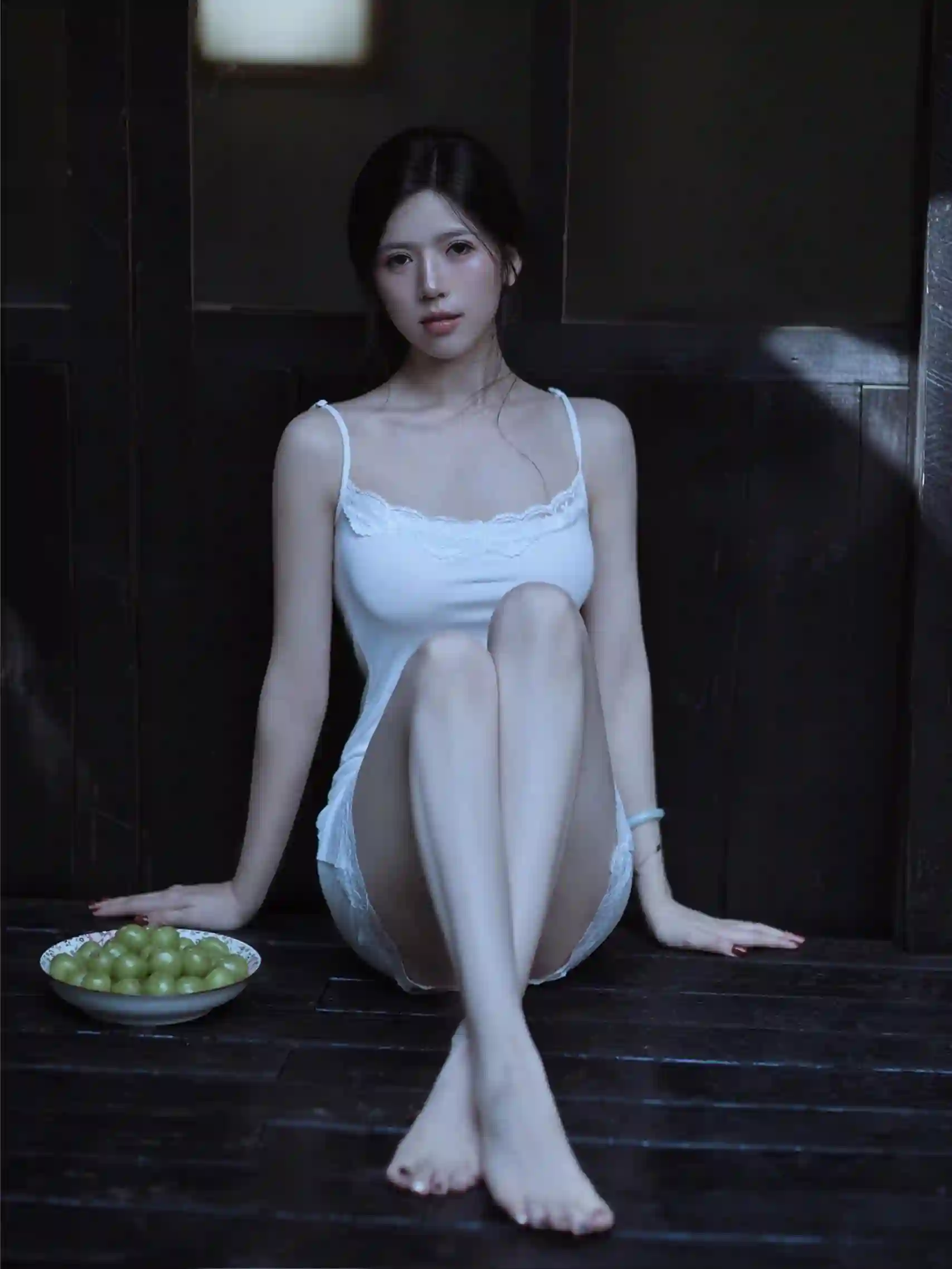 白色吊带裙 长腿美女 长裙美女 性感美女 居家写真