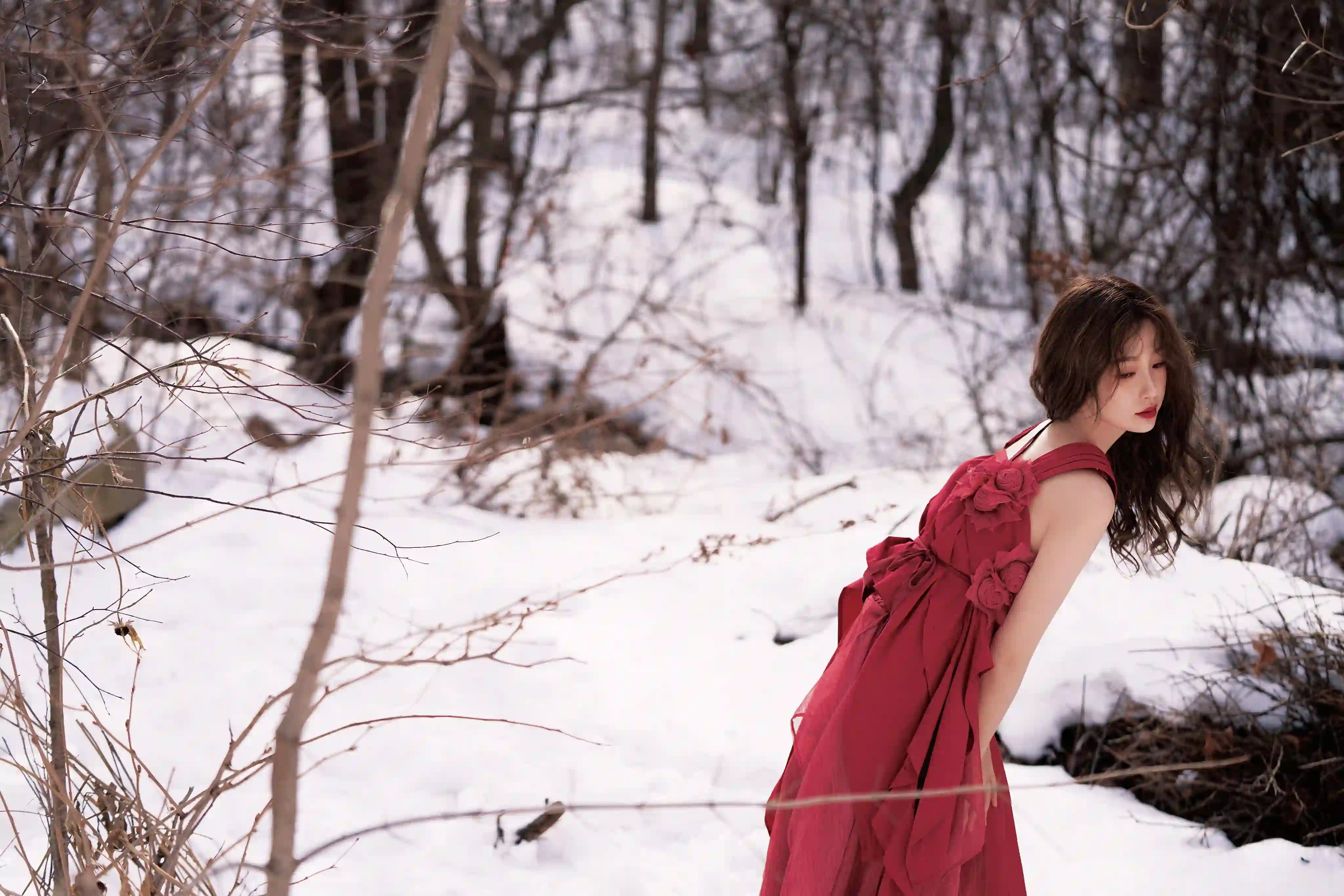 红色长裙美女 户外 雪地 长发美女 卷发