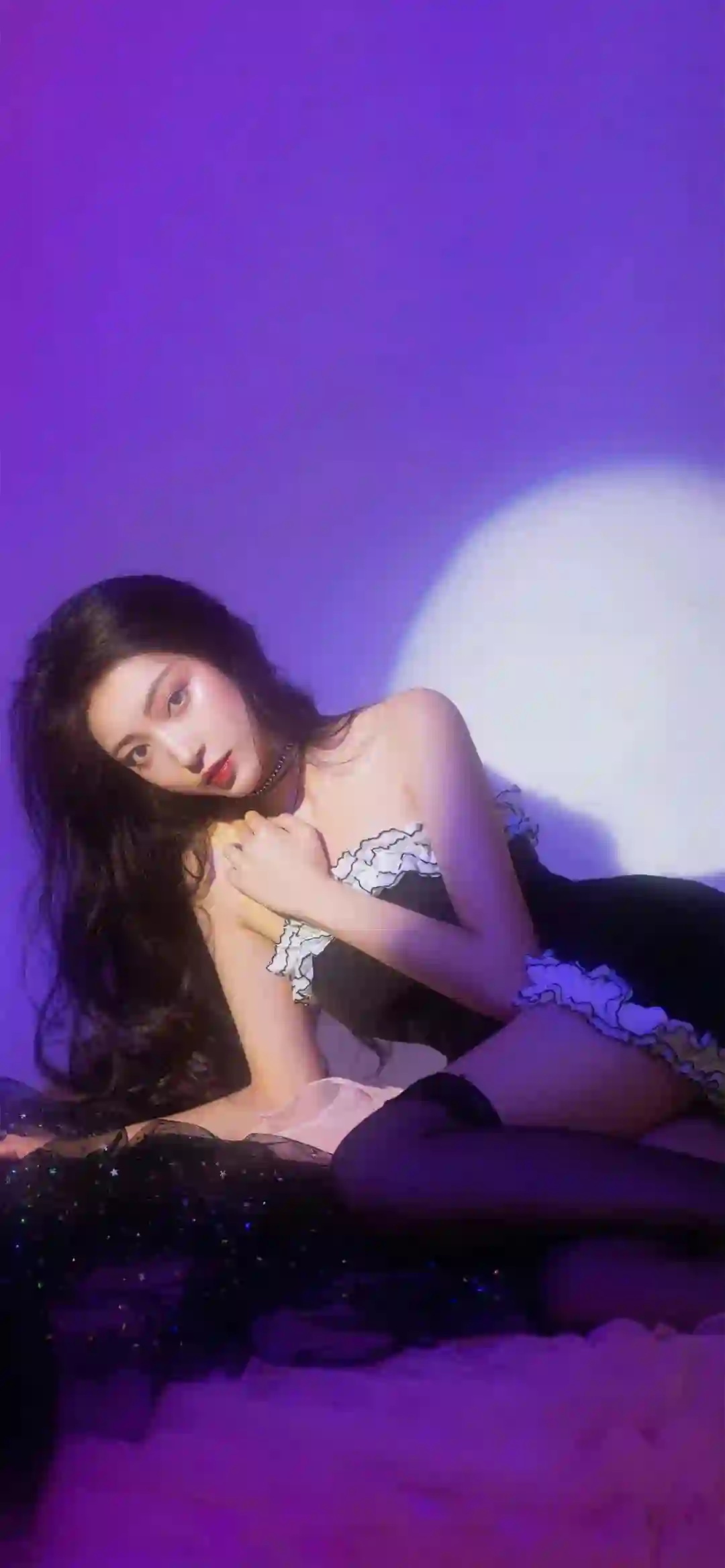 长发美女 性感 紫色背景 长发性感美女 抹胸穿搭 长腿丝袜美女