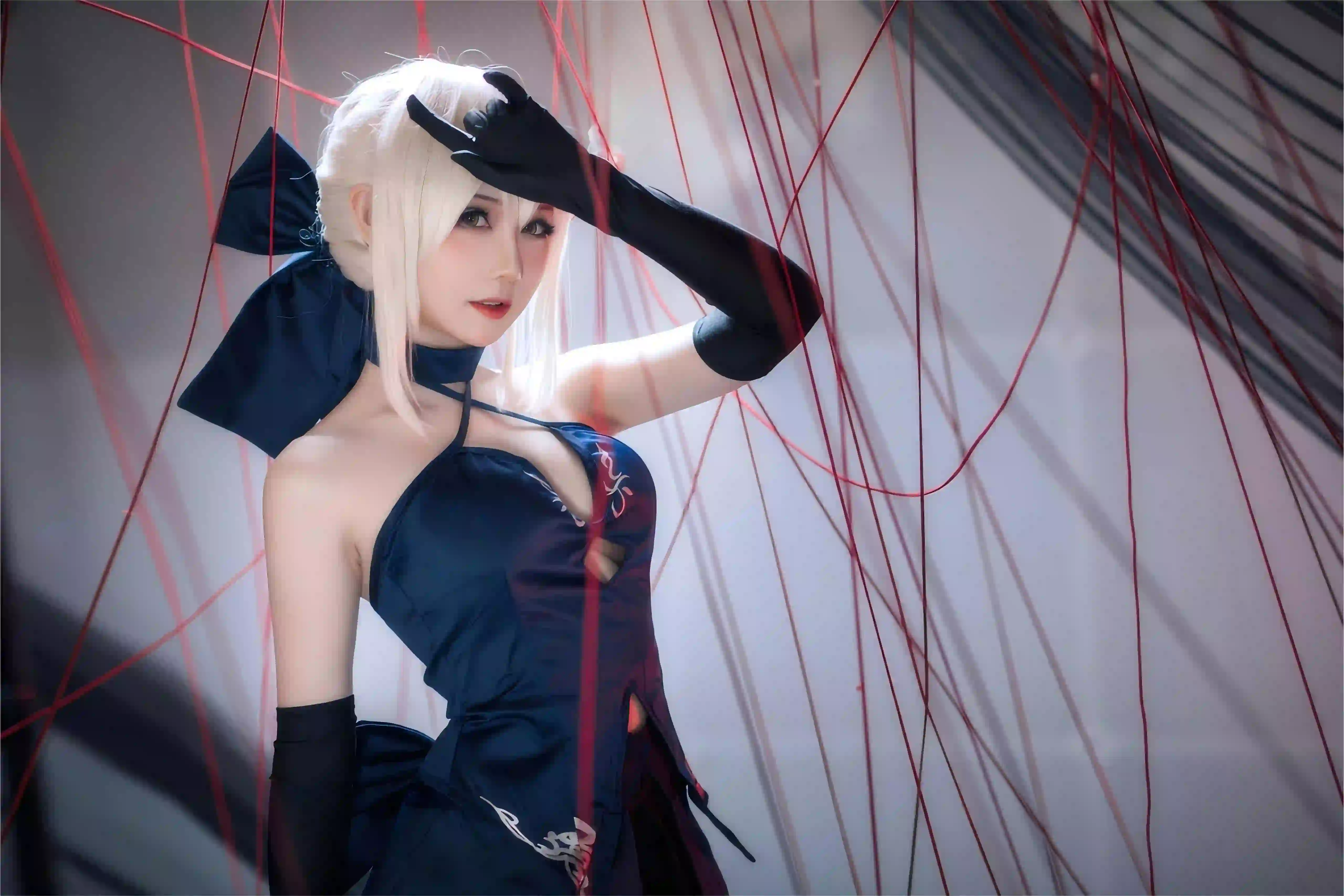 coser 白色头发 露背 剑 红色丝线