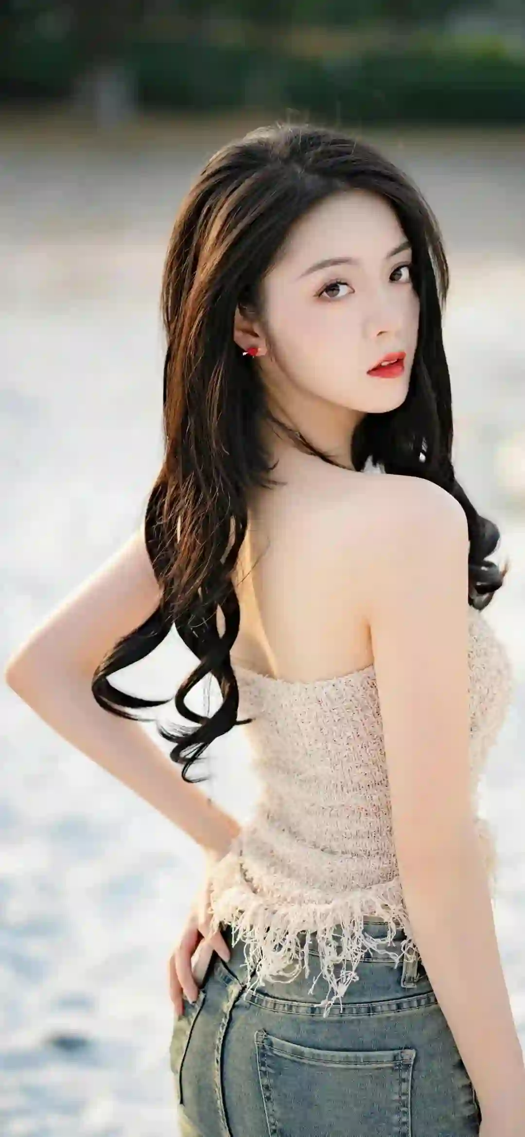 回头 长发性感美女 牛仔裤 户外写真 