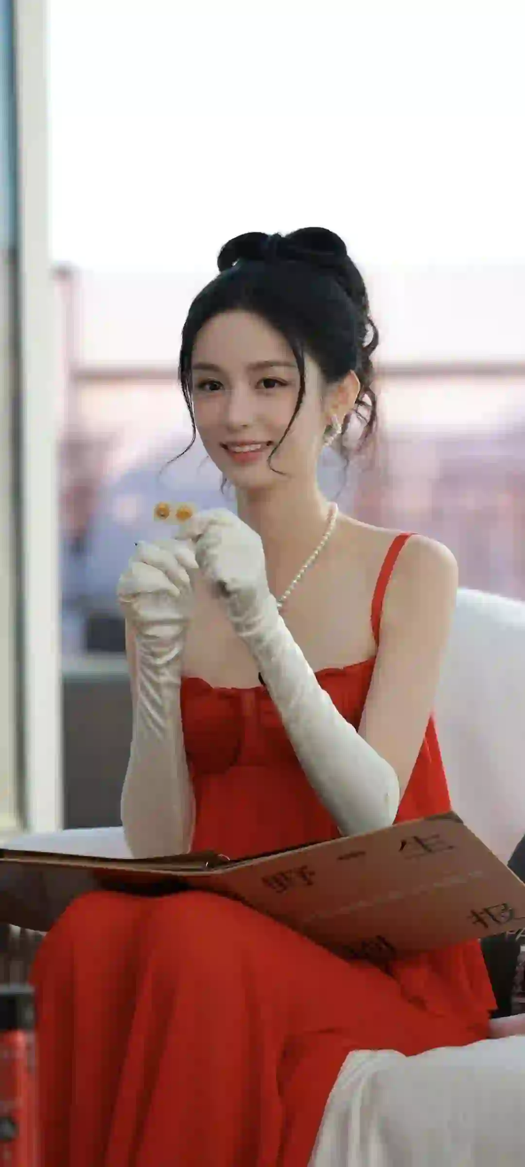长发红裙美女 周也 红色吊带裙 性感美女 珍珠项链 写真
