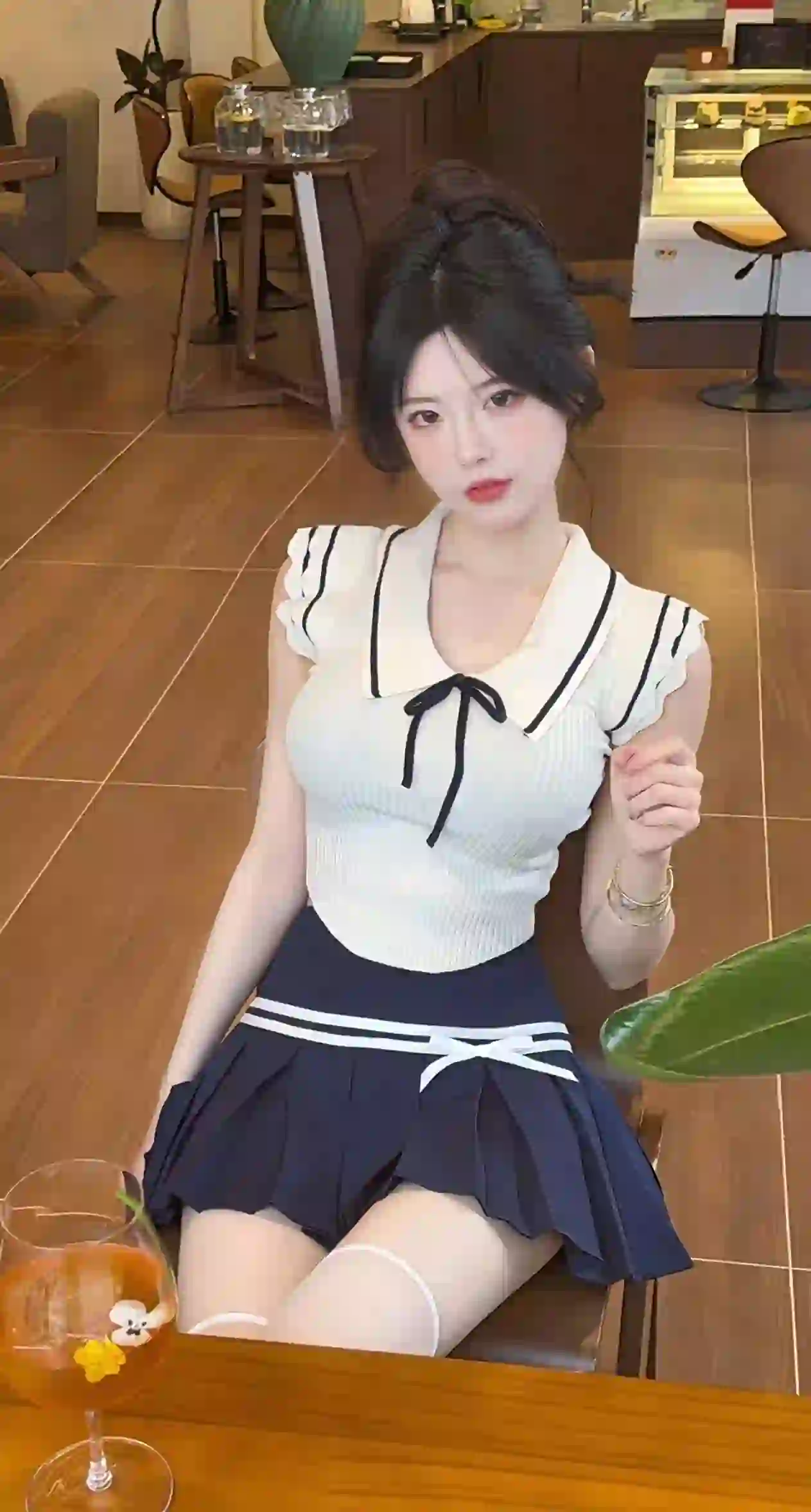 百褶裙 清纯美女 白色丝袜