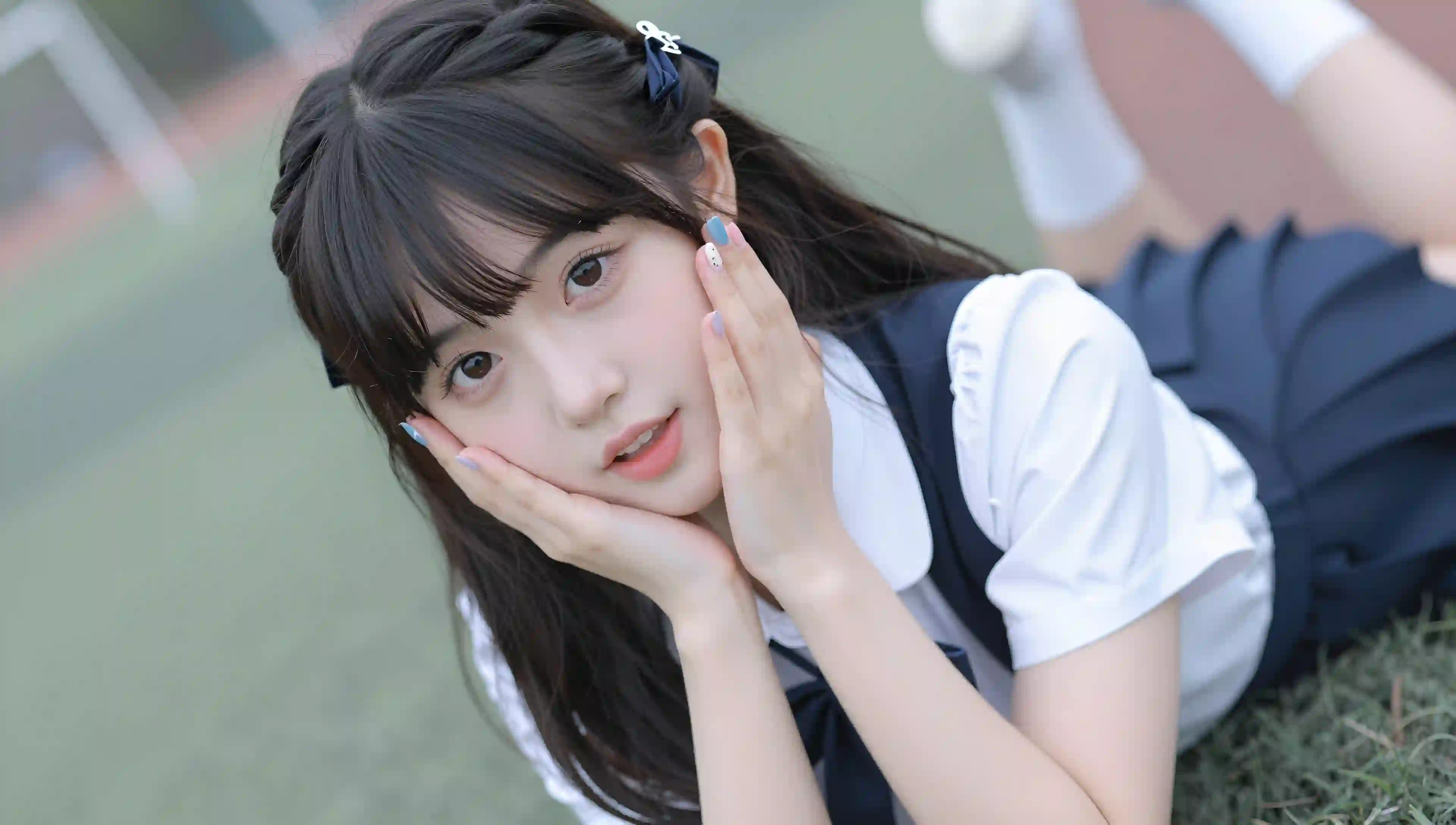JK制服 女孩 户外 可爱 特写 草地 微笑