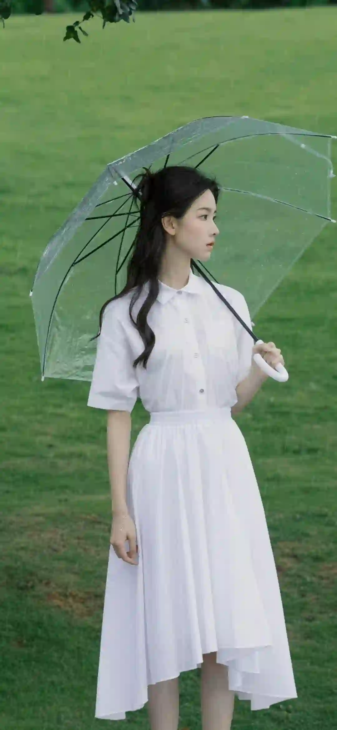 撑伞的长发白裙美女 陈都灵 户外写真