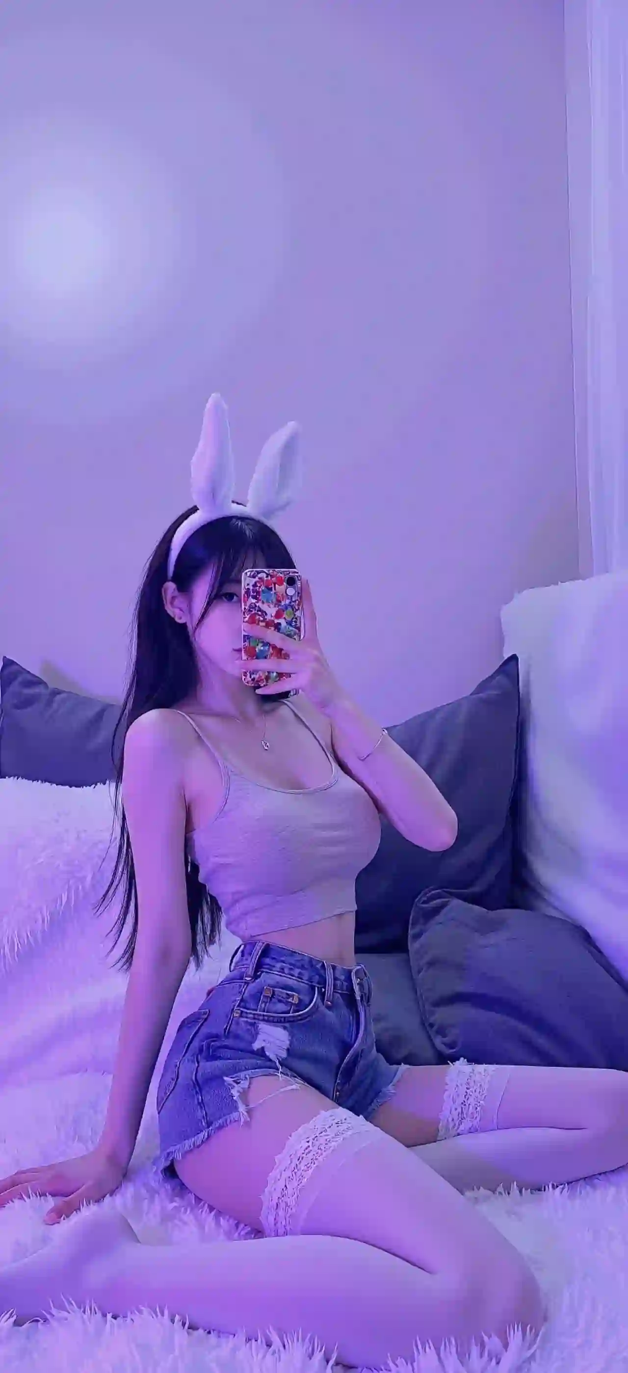 兔耳少女 自拍 蕾丝长袜 紫色灯光 居家写真 性感