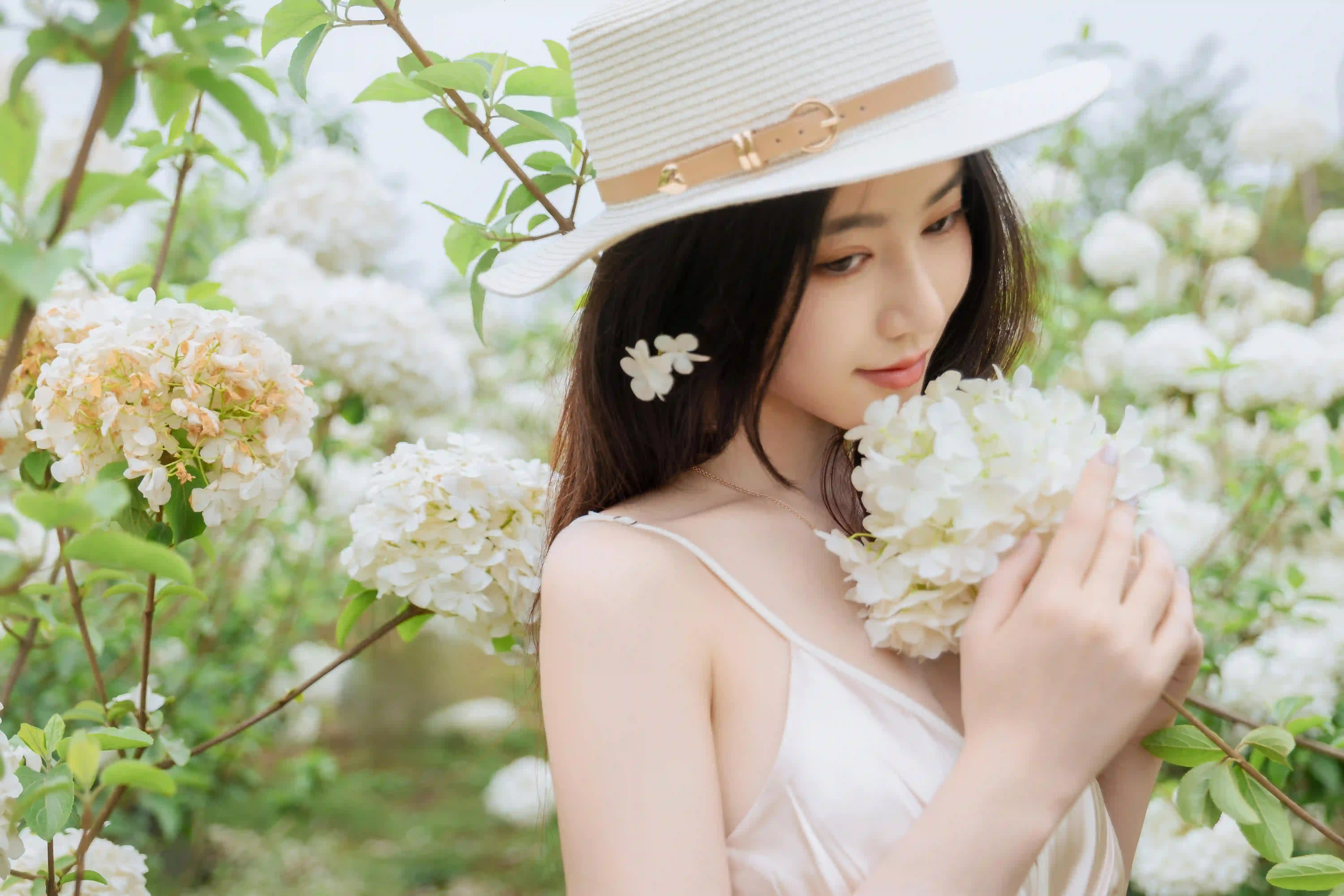 长发清纯美女 白色裙子 白色花朵 帽子 甜美 微笑