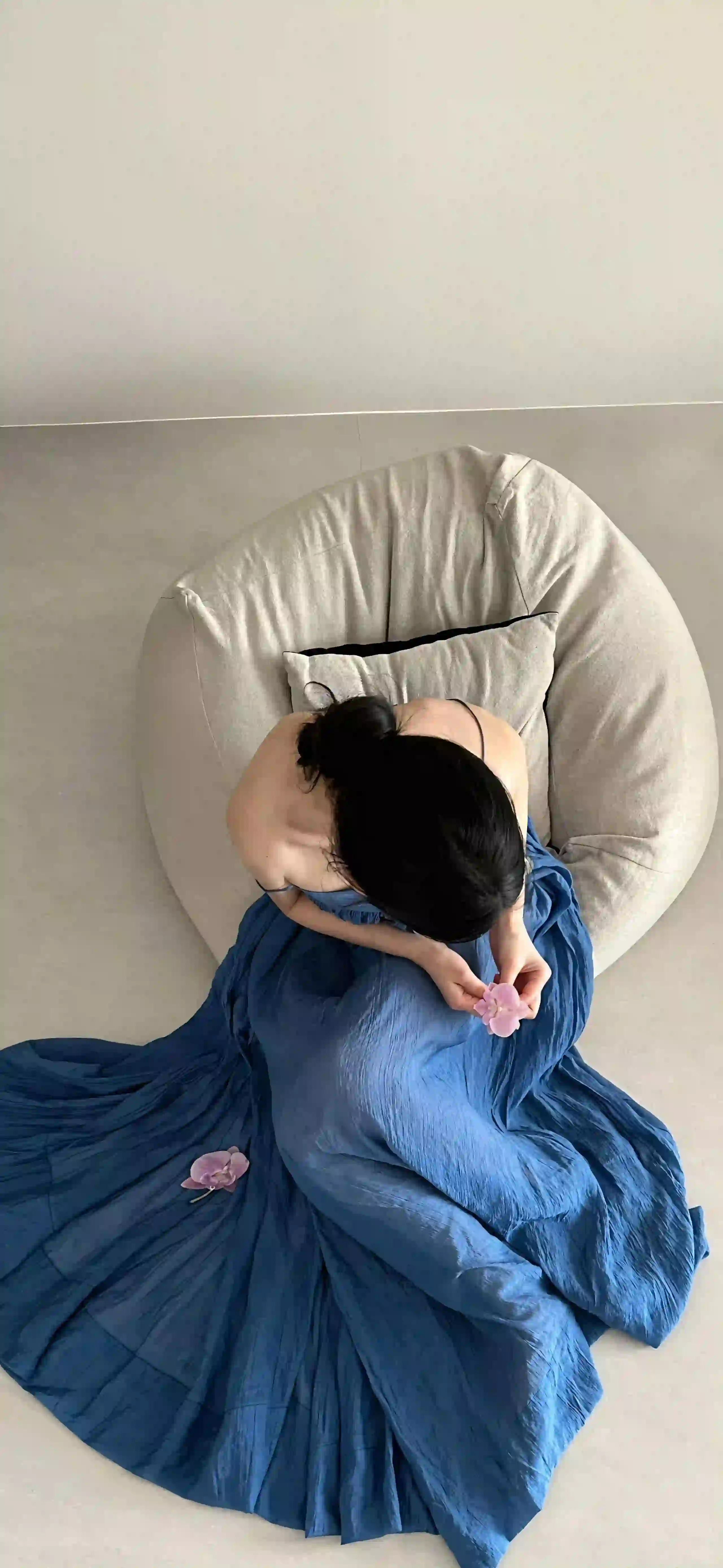 蓝色长裙美女 性感吊带美女 俯拍