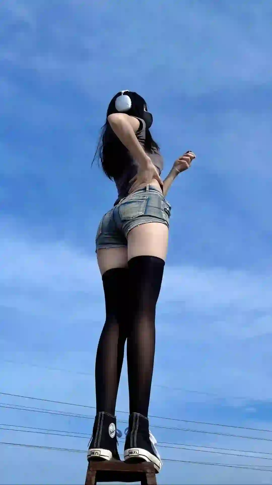 长腿美女 蓝天白云 性感美女 蓝天 耳机