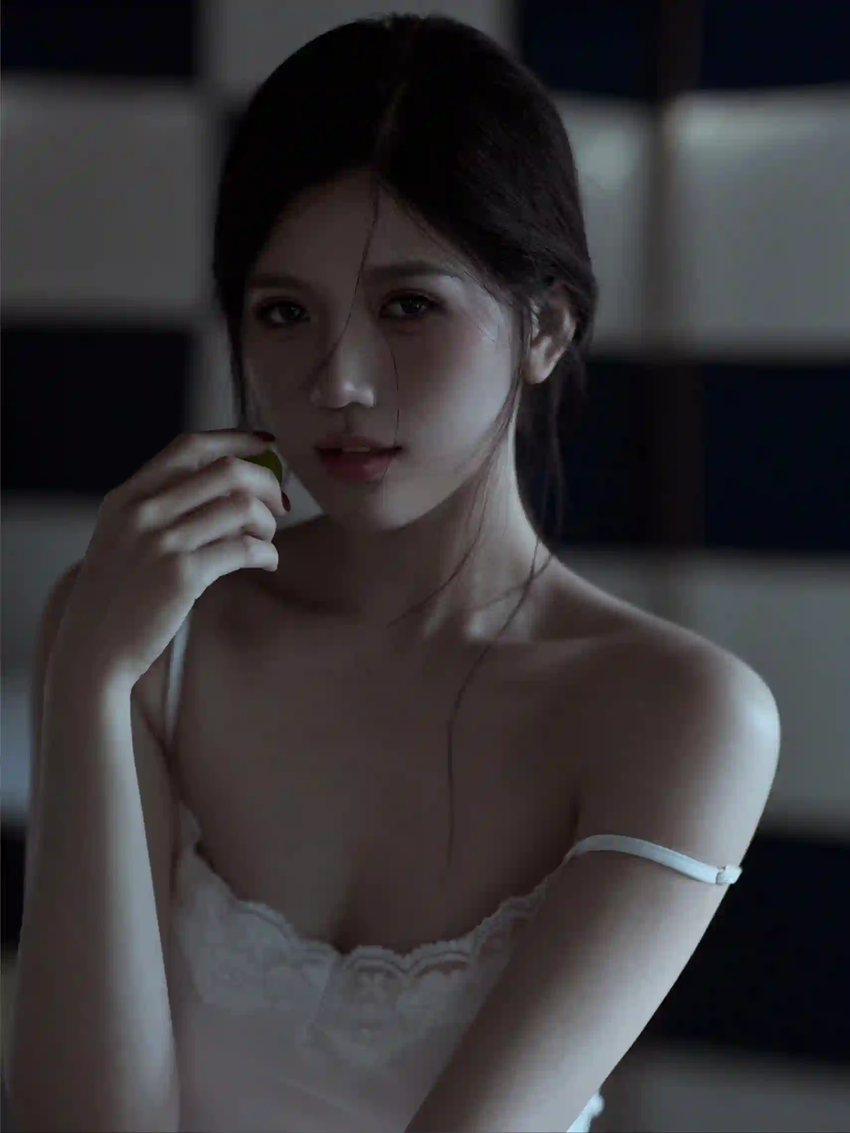 白色吊带裙 长腿美女 长裙美女 性感美女 居家写真
