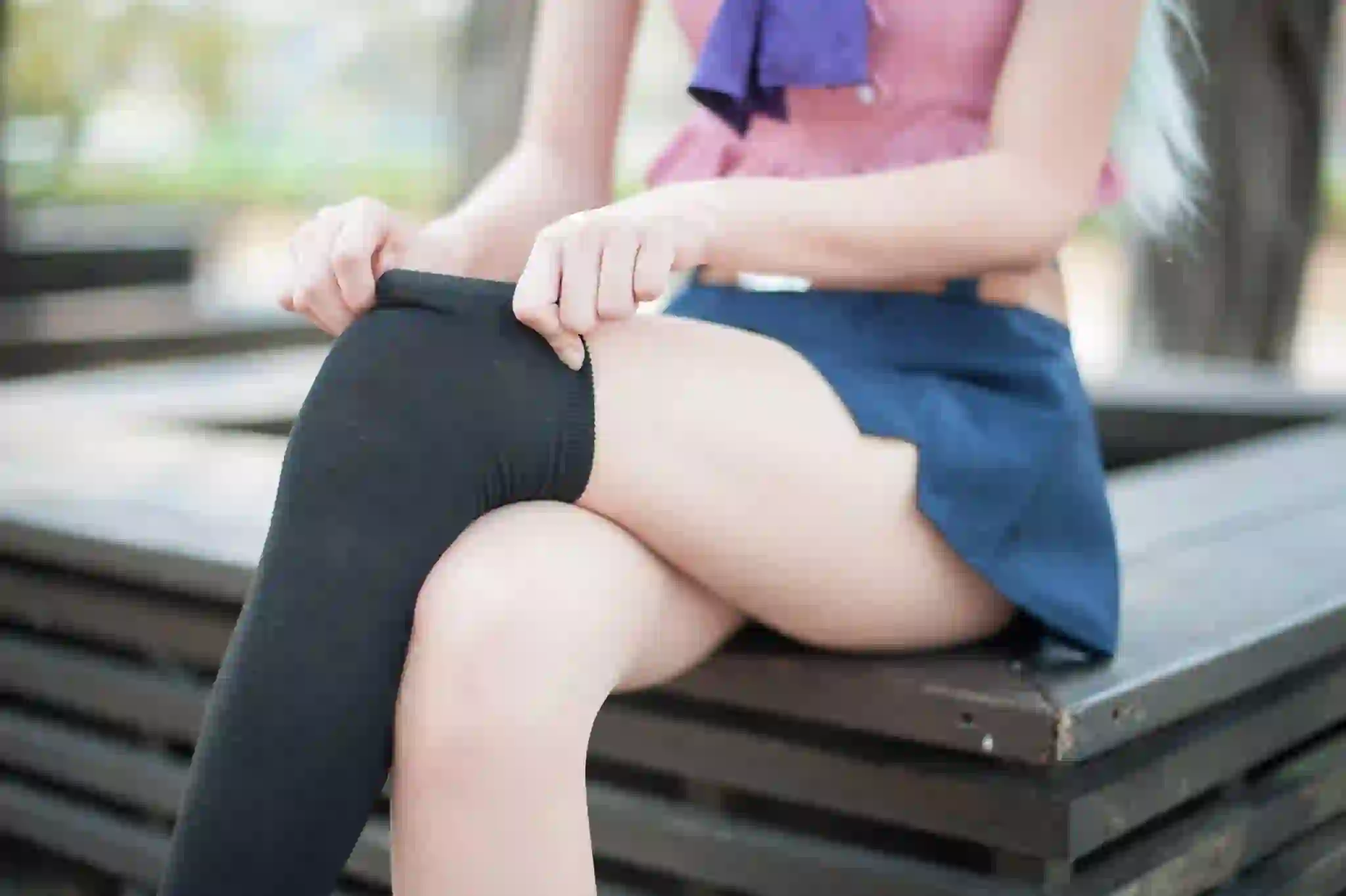 丝袜 正在穿丝袜 长腿美女 短裙