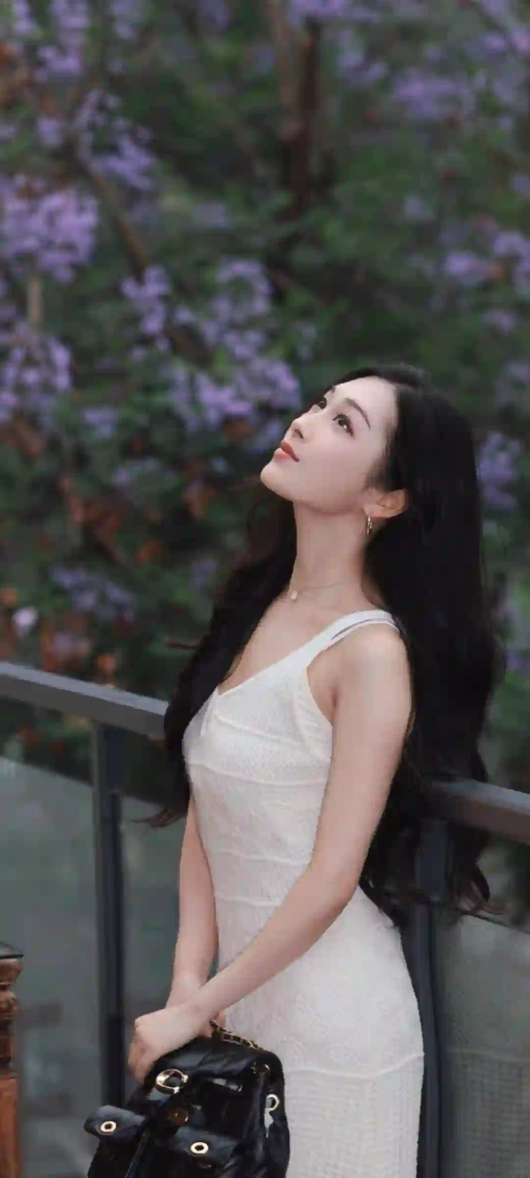 女孩 优雅 白色裙子 紫色 花树 紫花树下 仰望