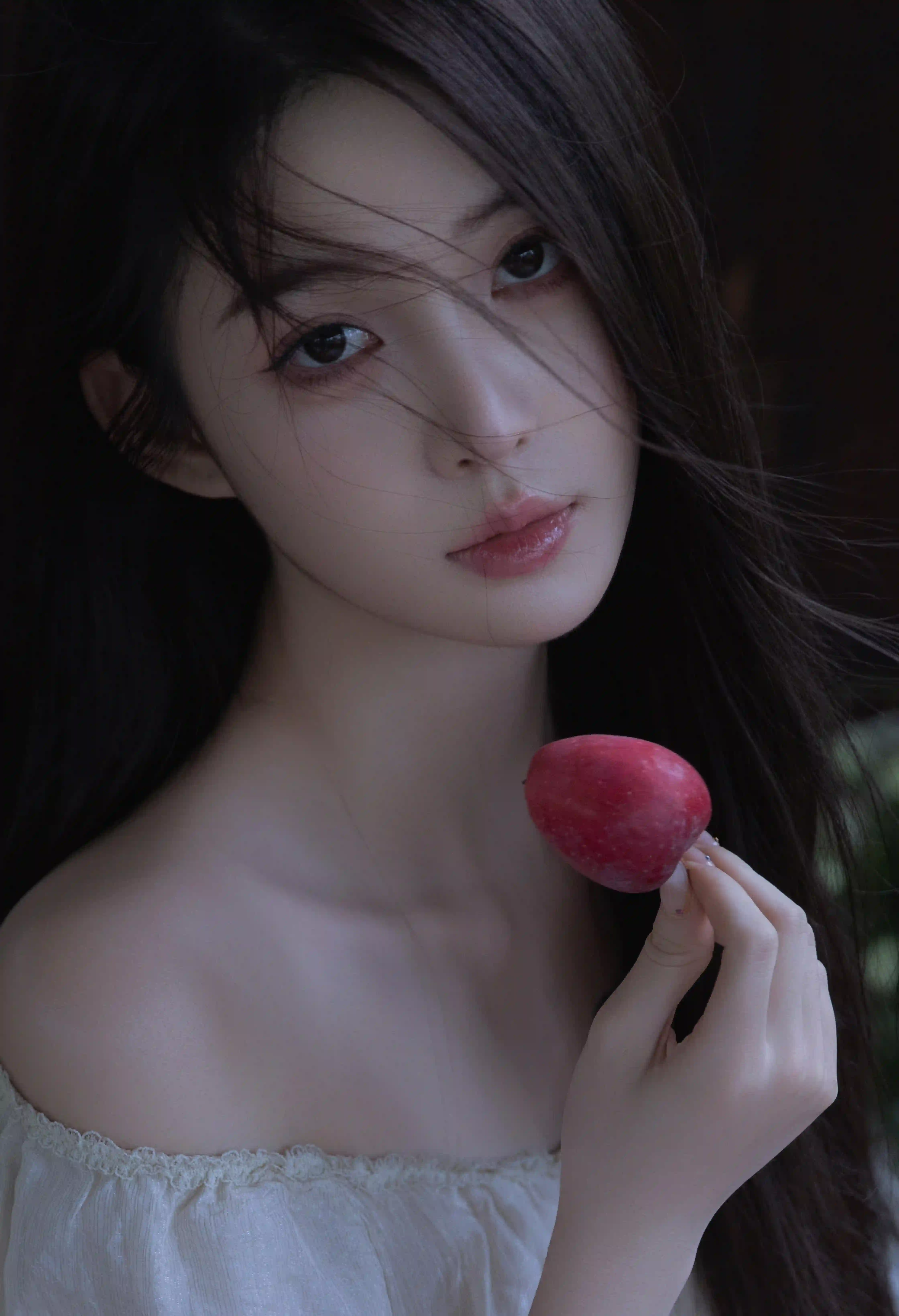 手拿野果的长发白裙美女 优雅美女