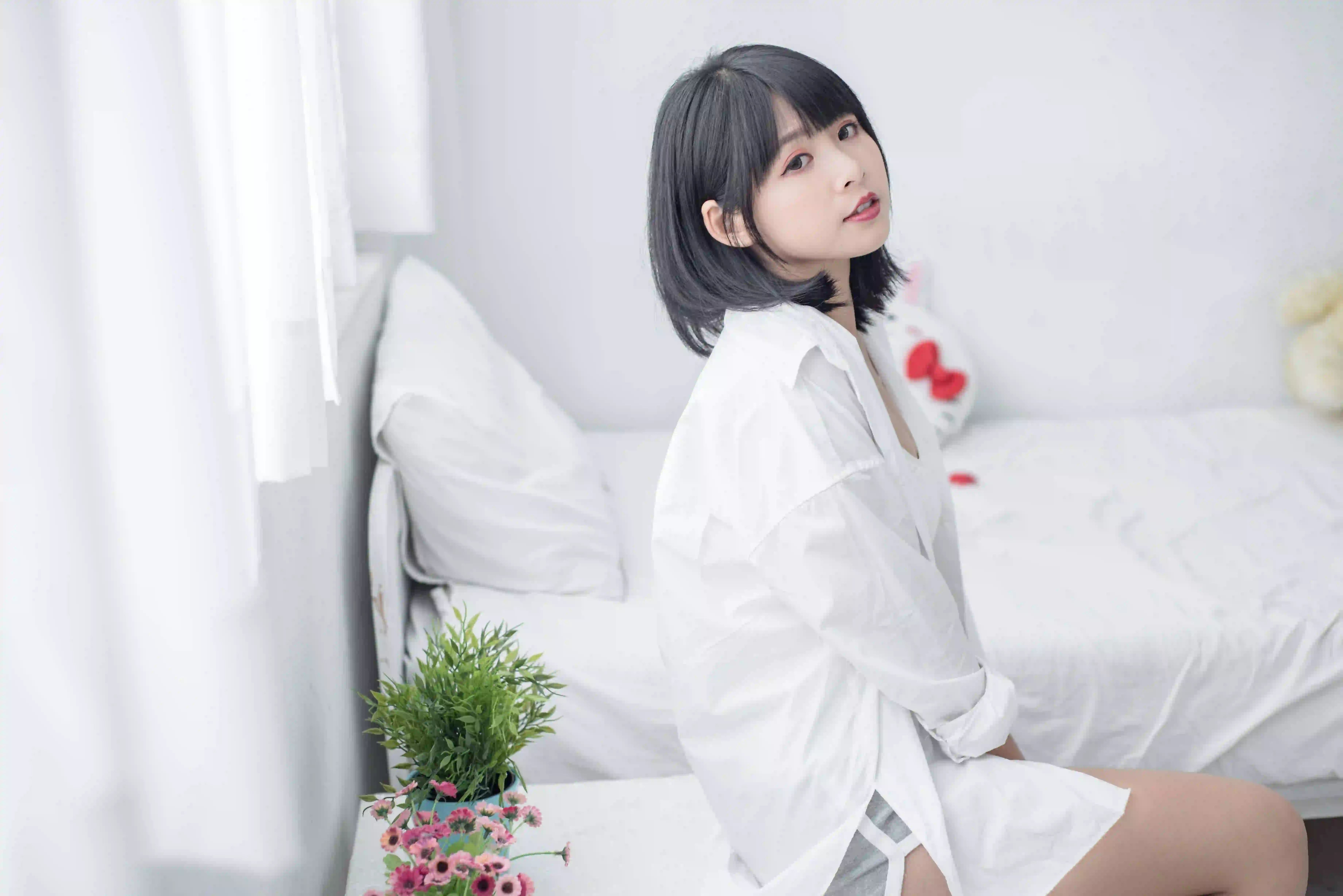 白色衬衫 白色衣服 短发女孩 居家写真 