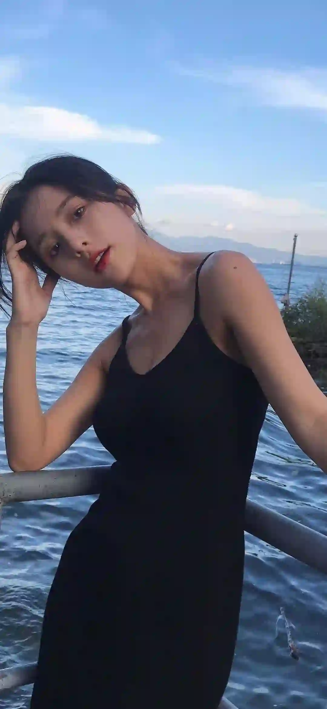 黑色吊带裙 户外写真 海水
