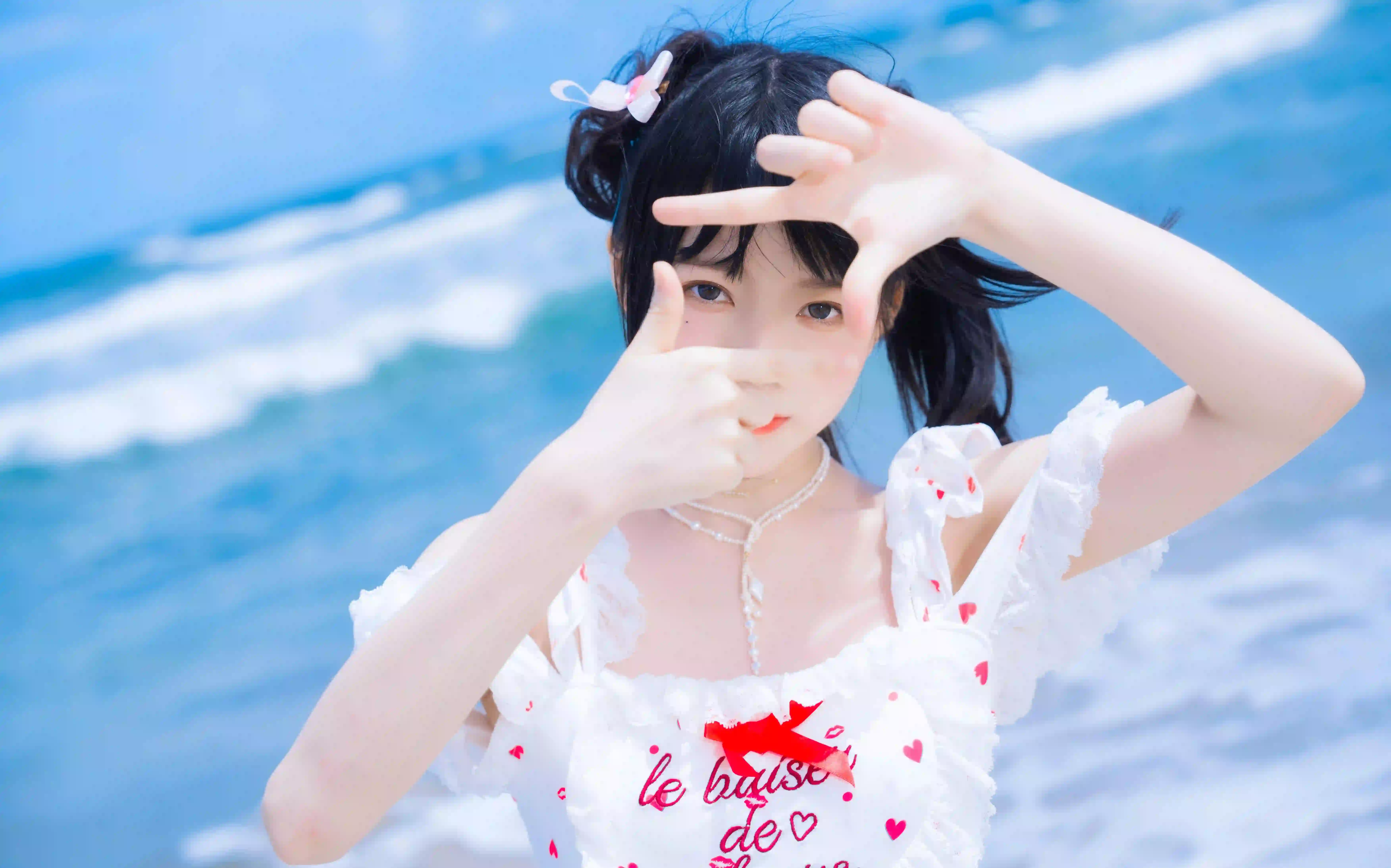 夏日炎炎 可爱碎花吊带裙女孩 海边 清纯 蓝天白云 可爱手势