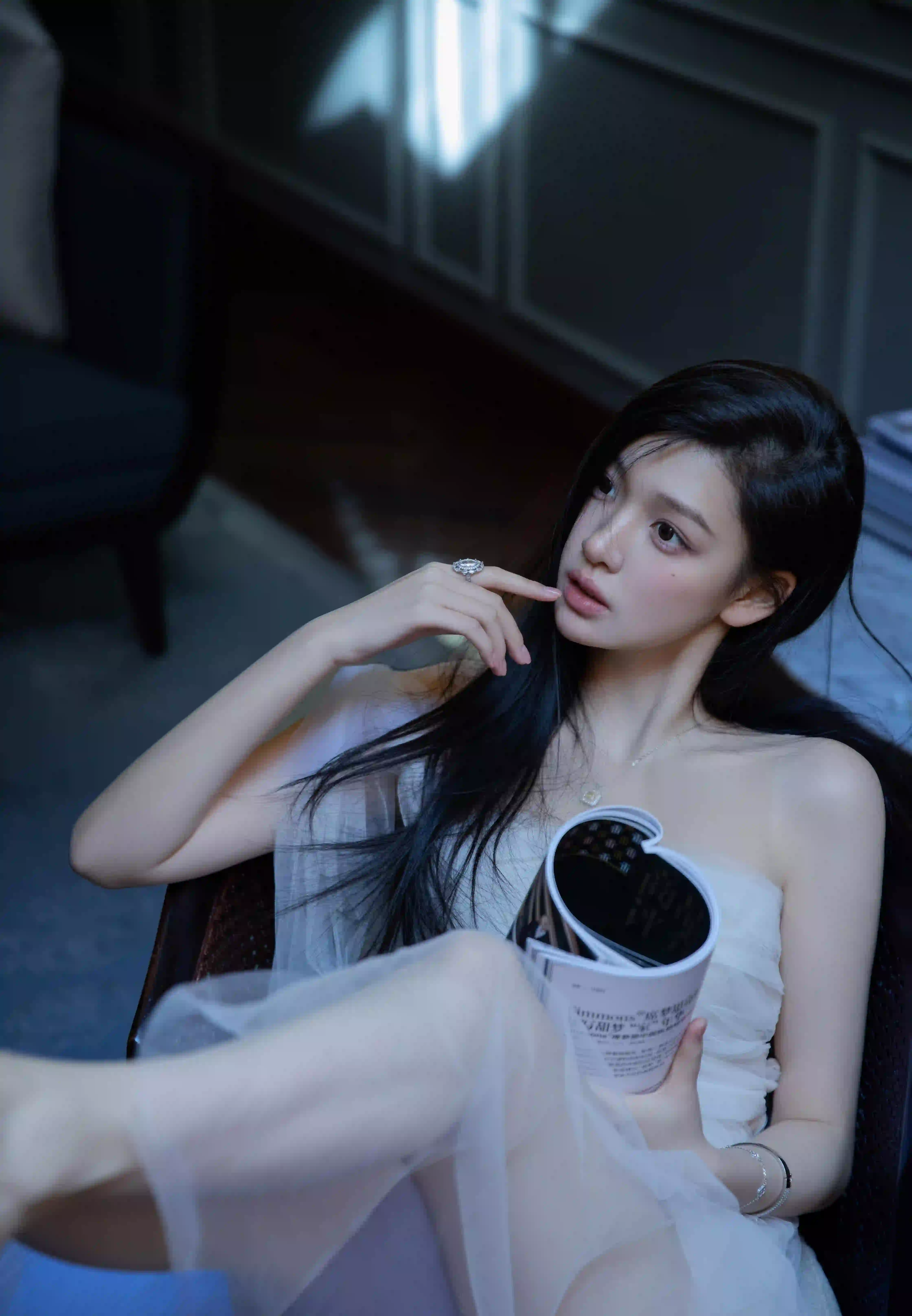 阅读 长发美女 唯美 居家 白色裙子 抹胸穿搭 纱裙