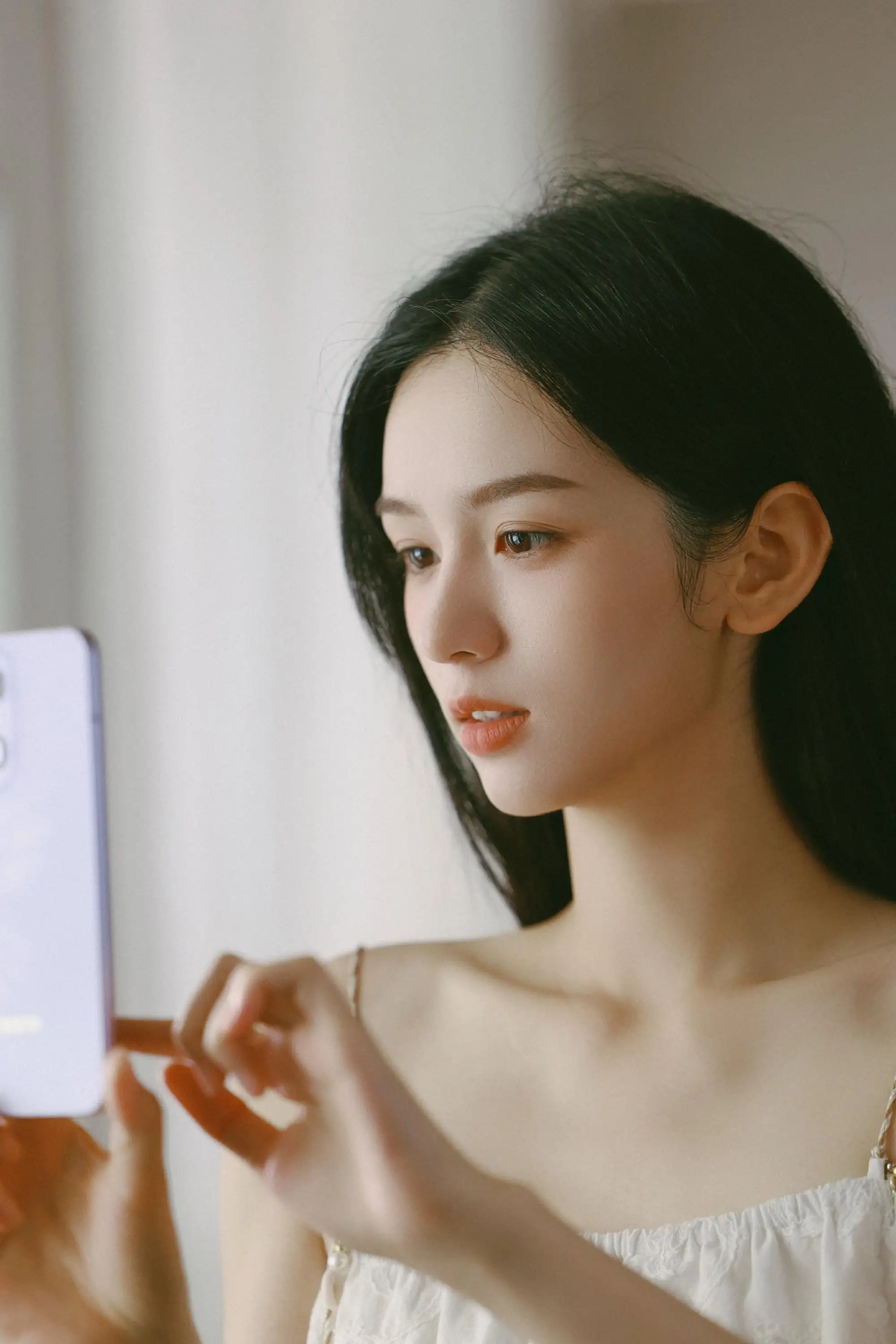 正在玩手机的长发 性感吊带美女 周也