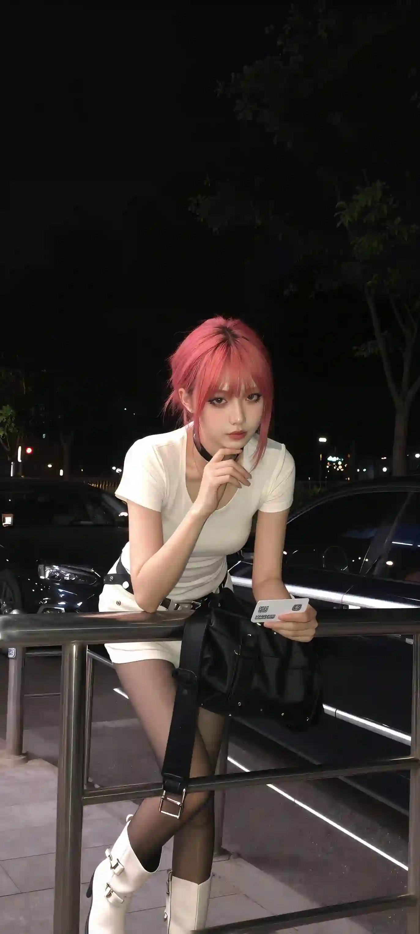 粉色头发 女孩 夜景 街拍 COS 白色穿搭 黑丝