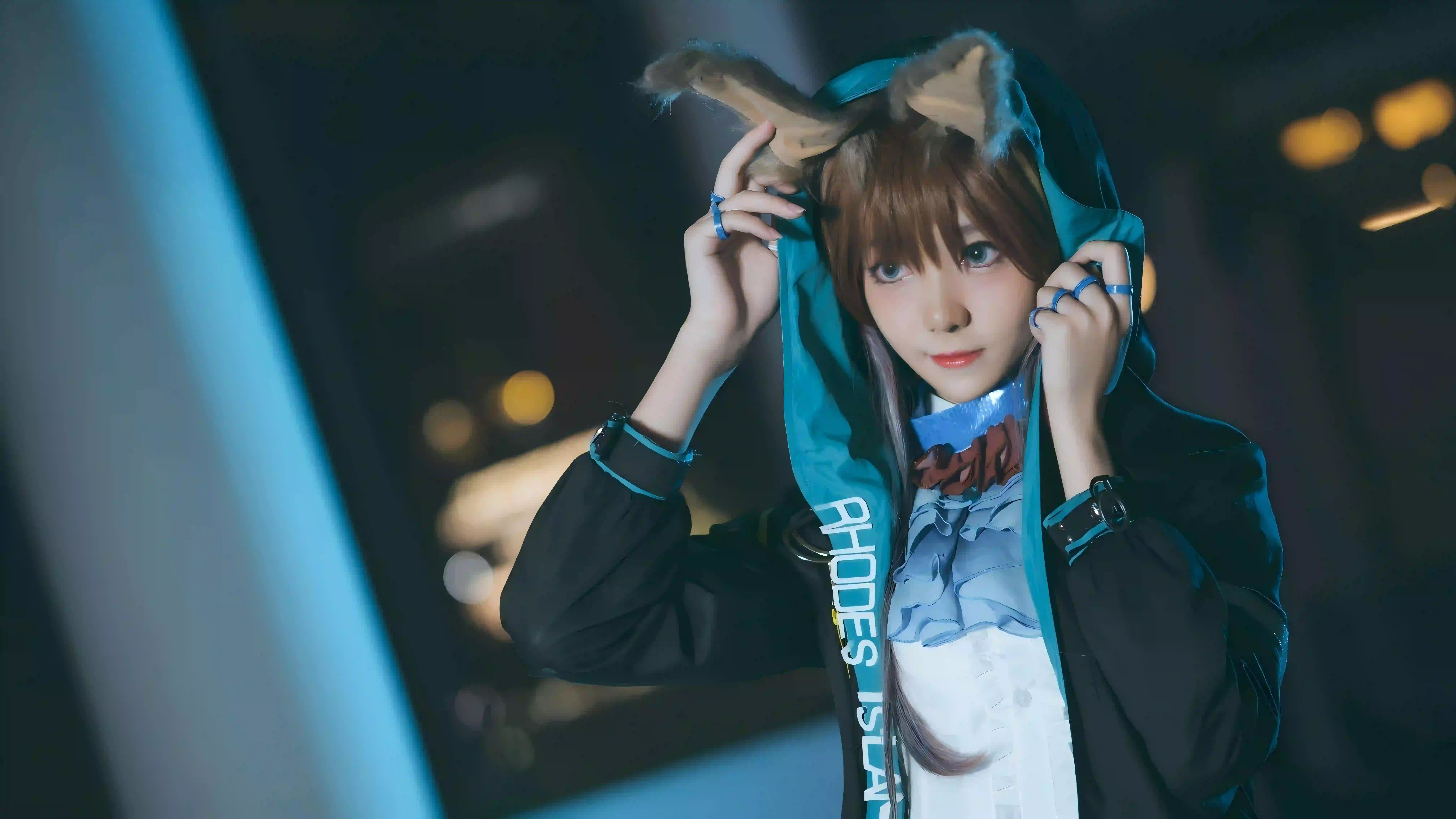 长发cos女孩 暗色调 蓝色衣服