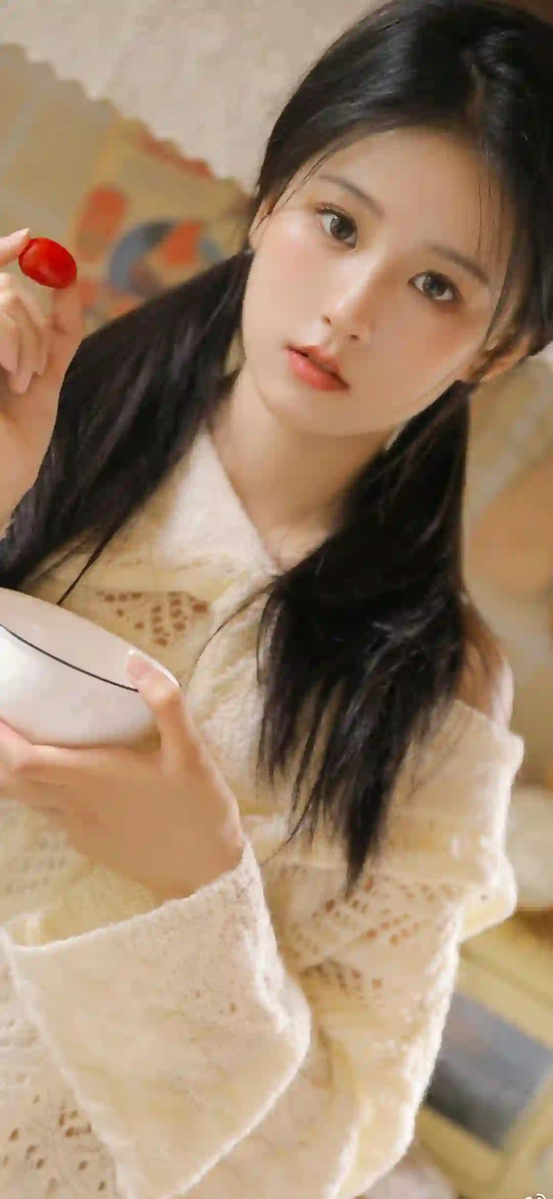 可爱清纯女孩 手拿圣女果的长发女孩 