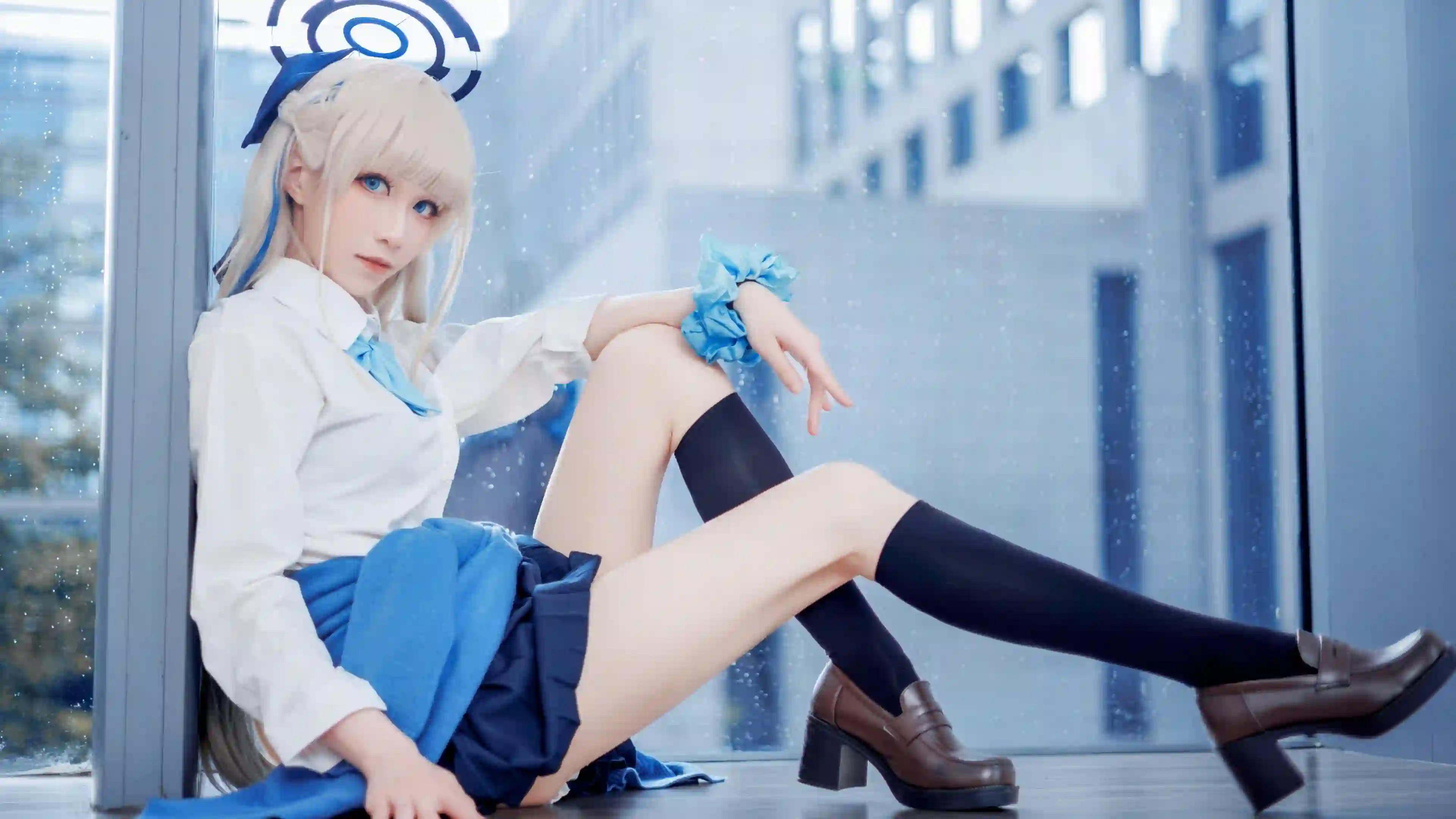 学院风 cosplay 雨天 窗边 女孩 蓝色百褶裙