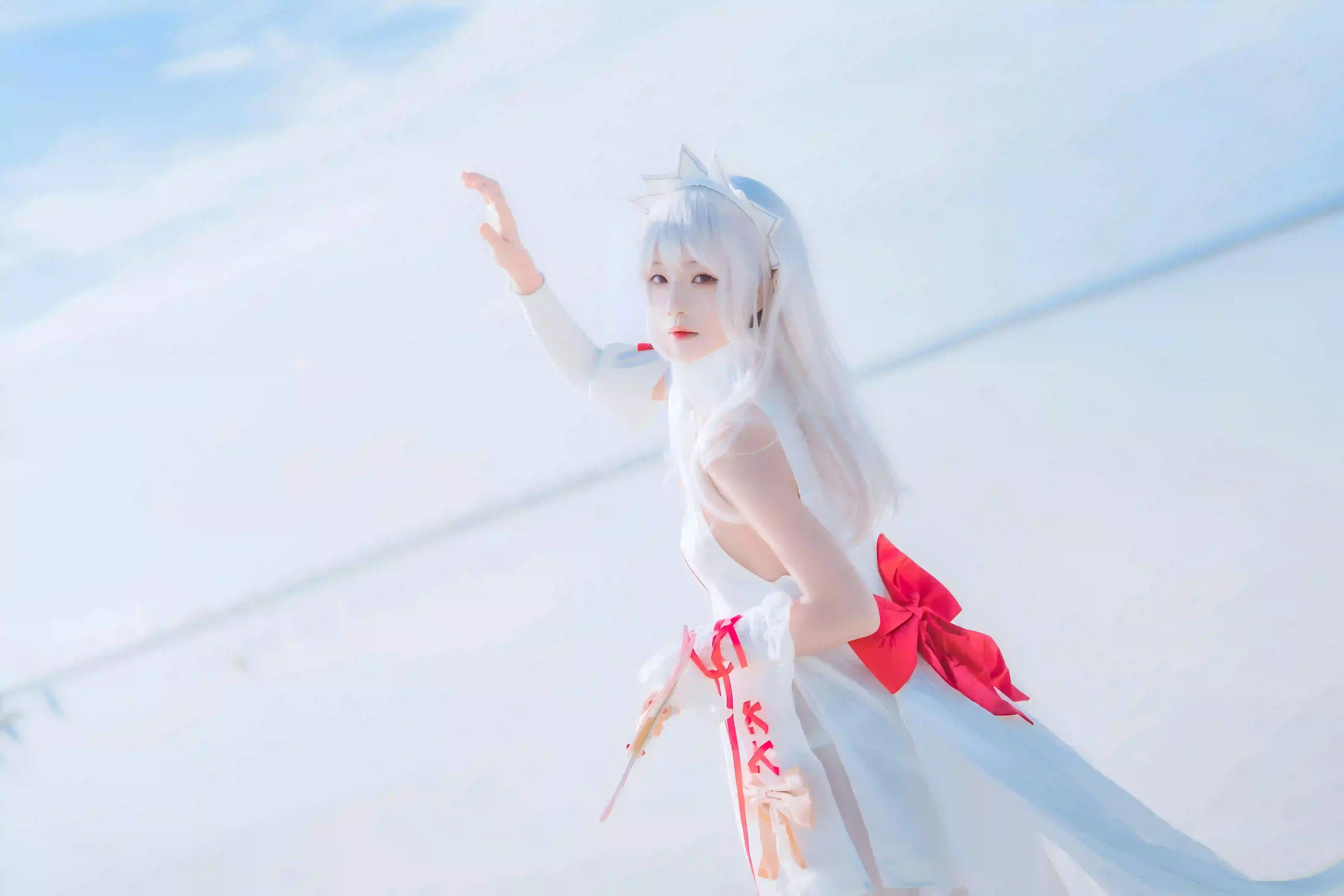 coser 蓝天白云 白色长裙 美女 