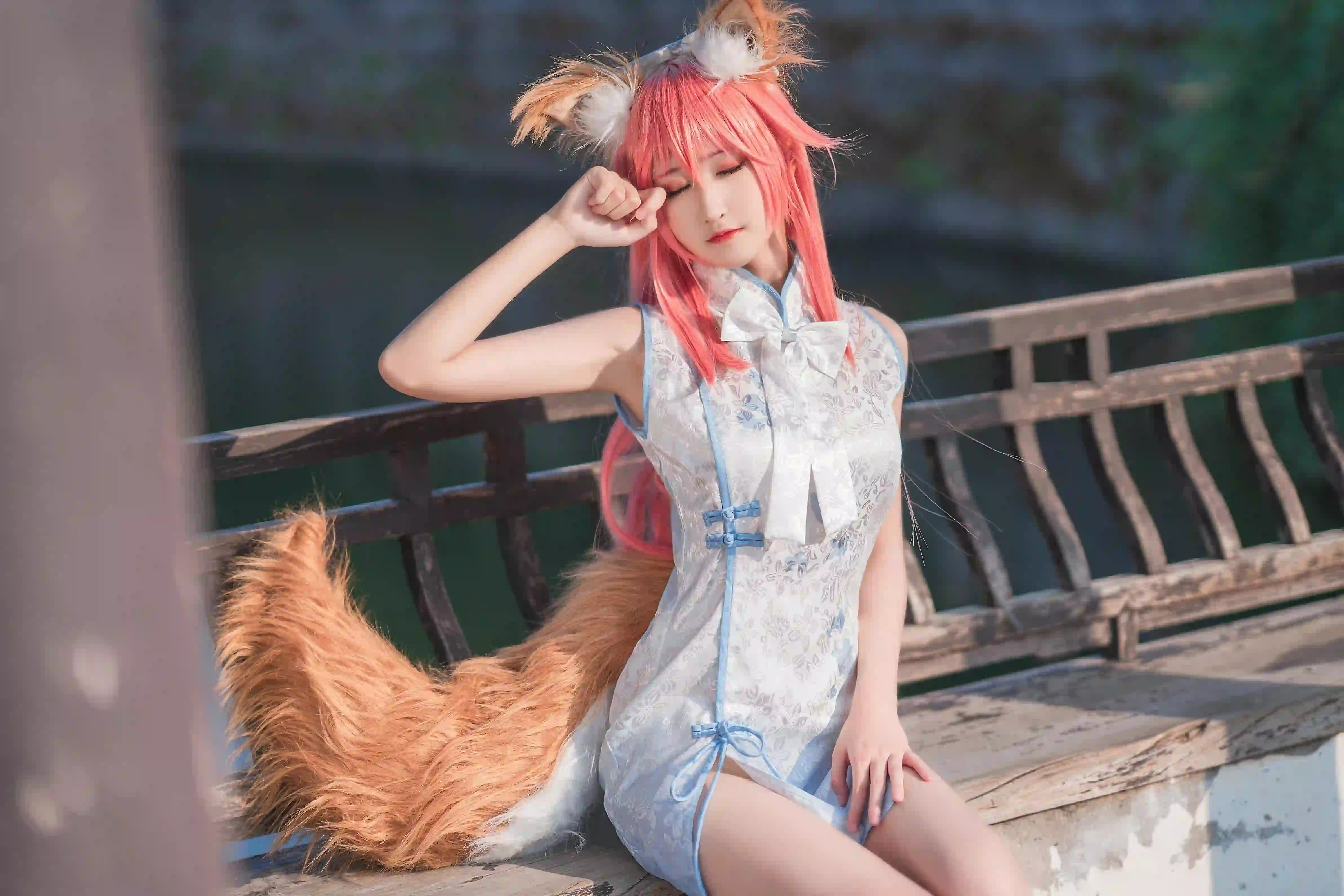cosplay 长发女孩 狐狸耳朵 尾巴 旗袍 wink