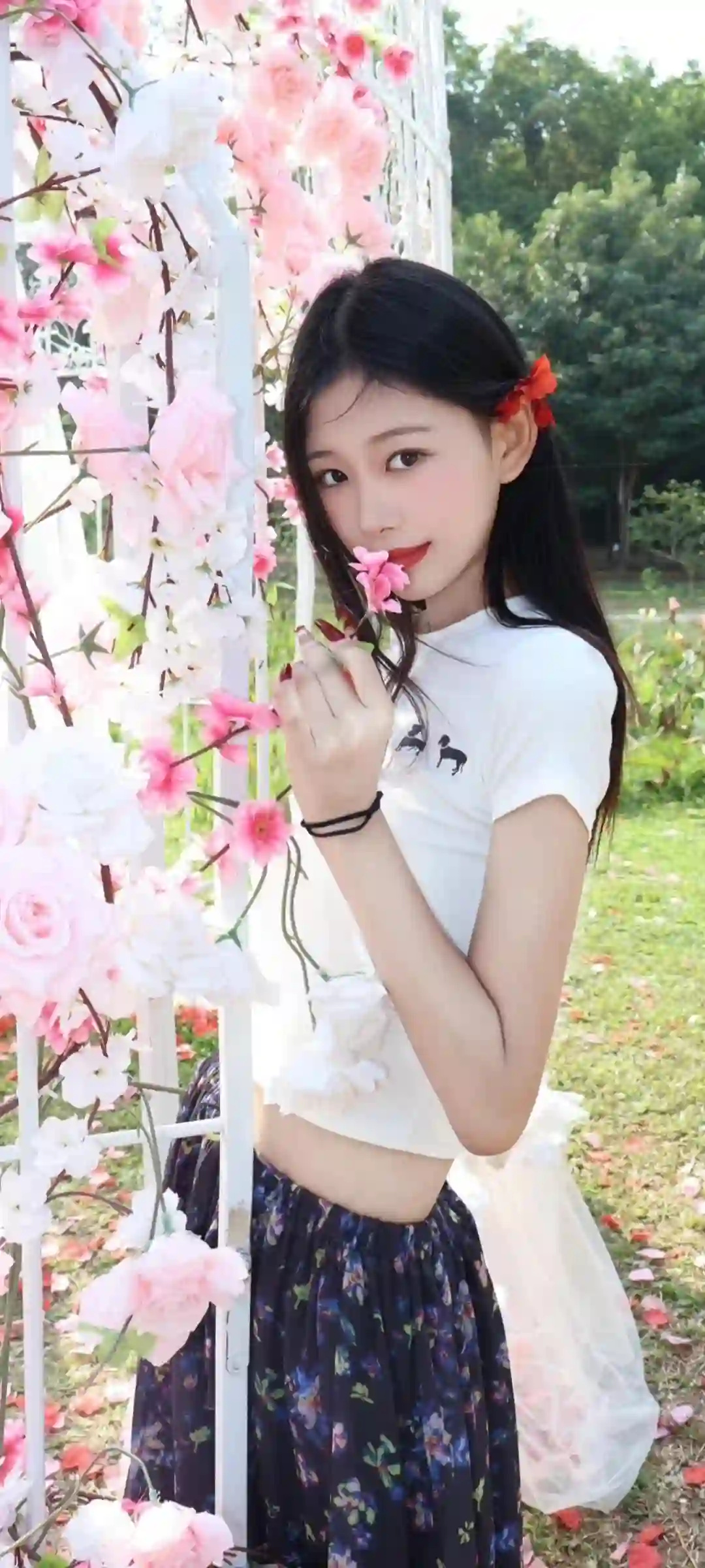 花园 花架 少女 粉色花朵 清新写真 碎花裙