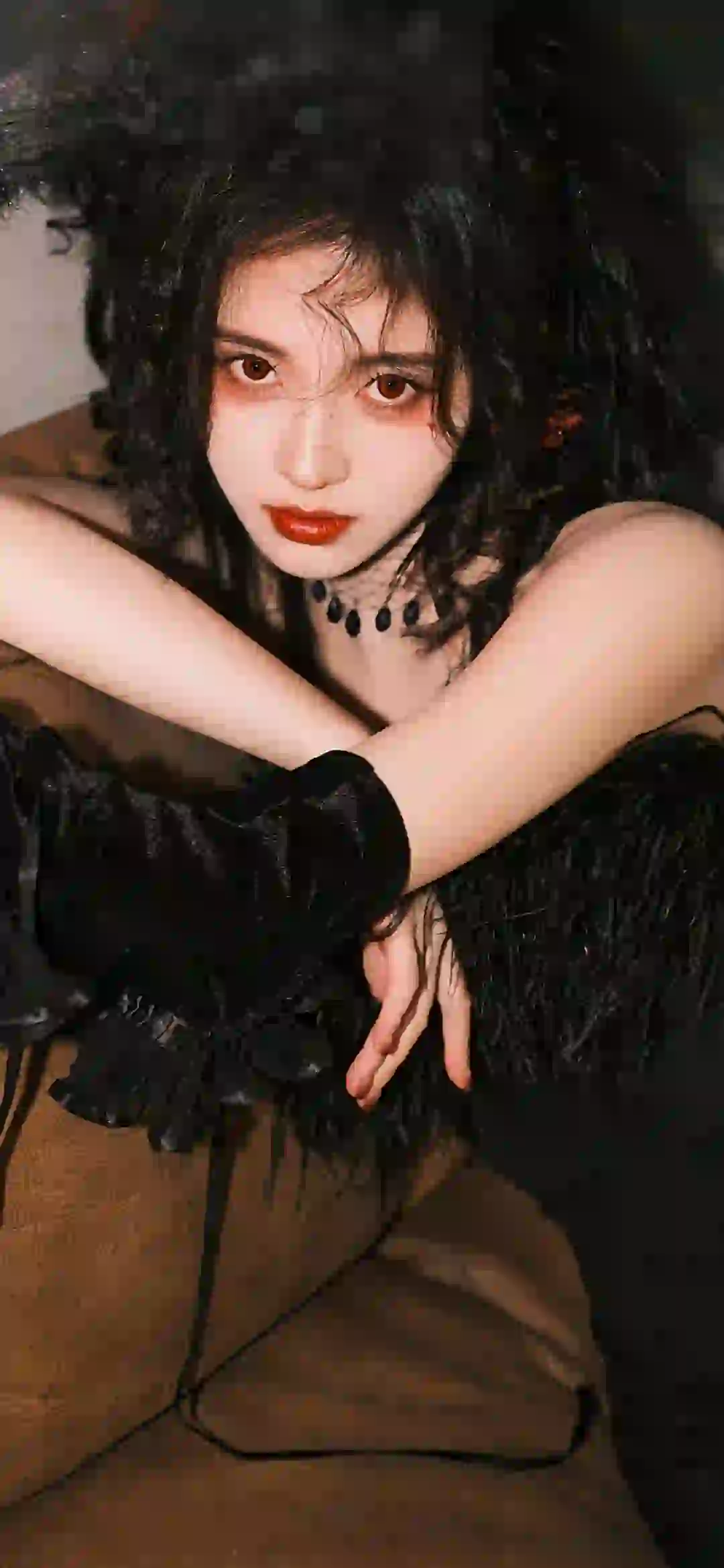 美女女明星 鞠婧祎 长发美女 女神 黑色长裙 依靠在沙发上的长发女孩
