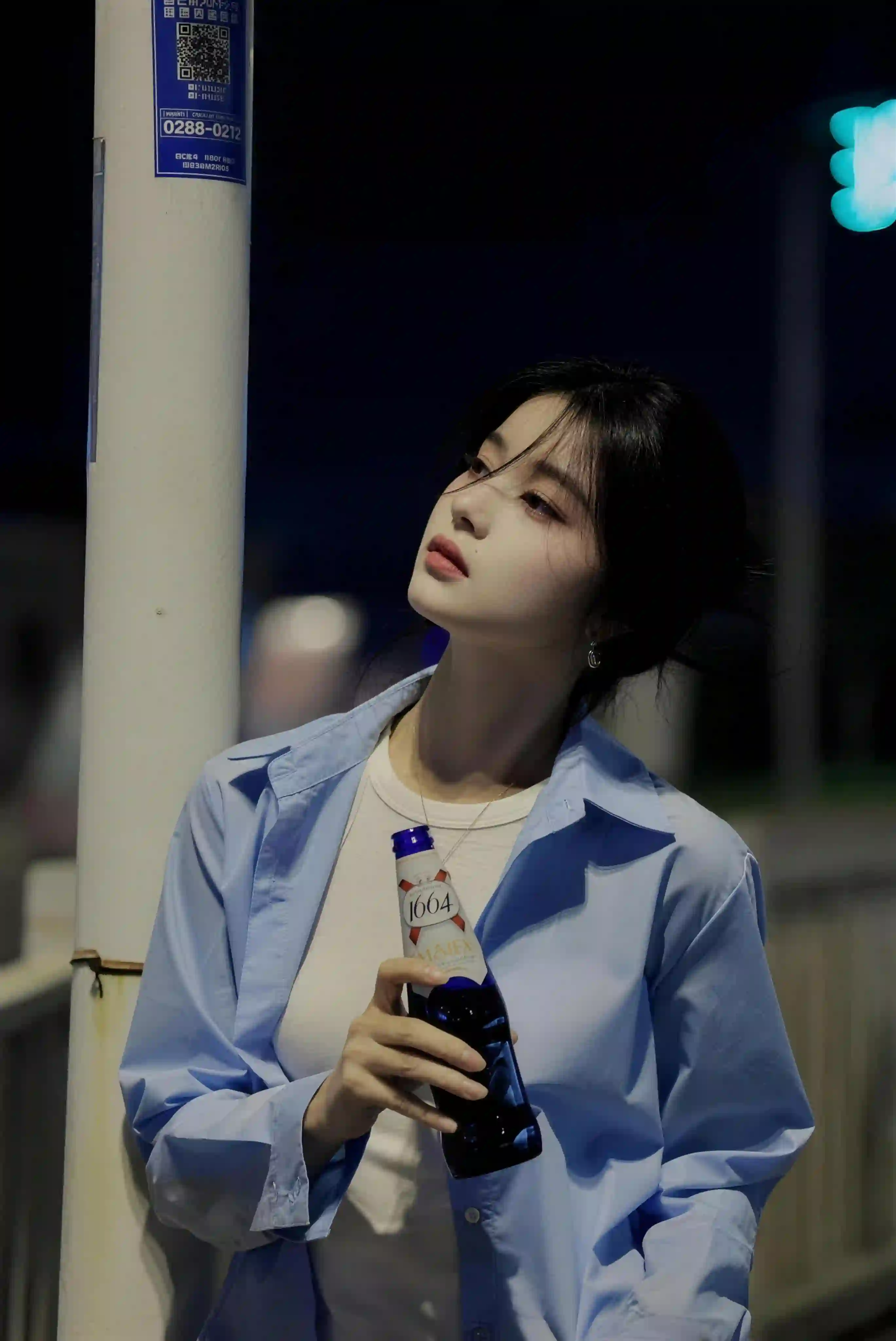 职业穿 蓝色外套 户外 夜晚 长发美女 