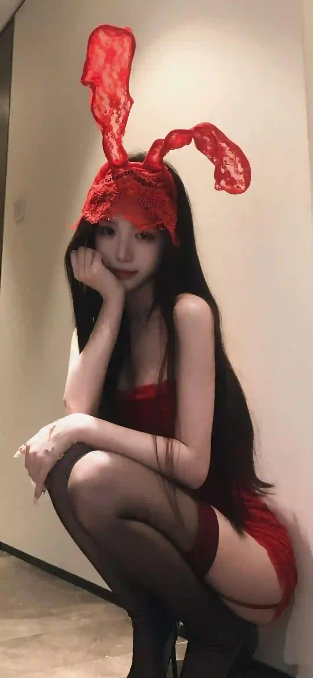 红色兔耳 兔女郎 蕾丝 黑丝 蹲姿 性感美女 写真壁纸