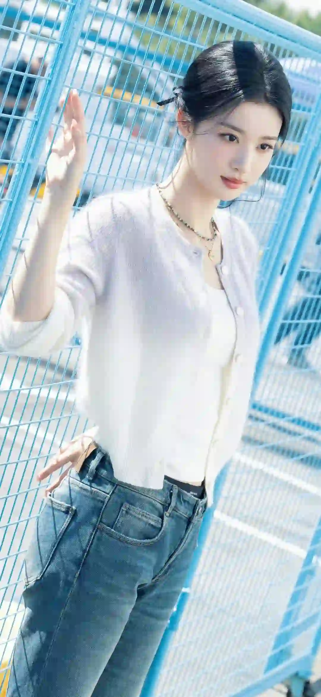 王楚然 长发美女 户外 白色衣服 牛仔穿搭