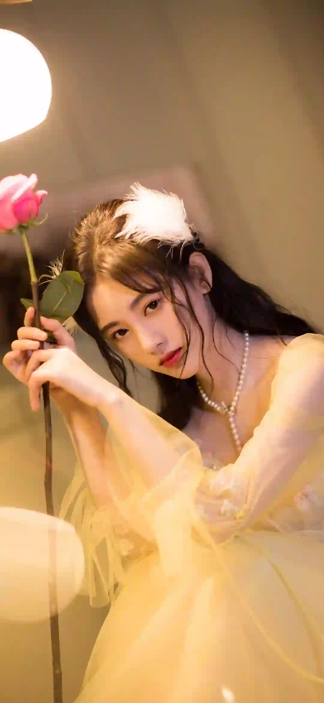优雅女性 黄色纱裙 玫瑰花 梦幻