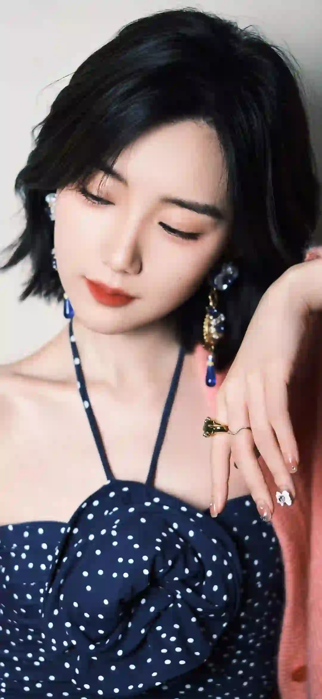 美女明星 毛晓彤 性感 斑点抹胸长裙