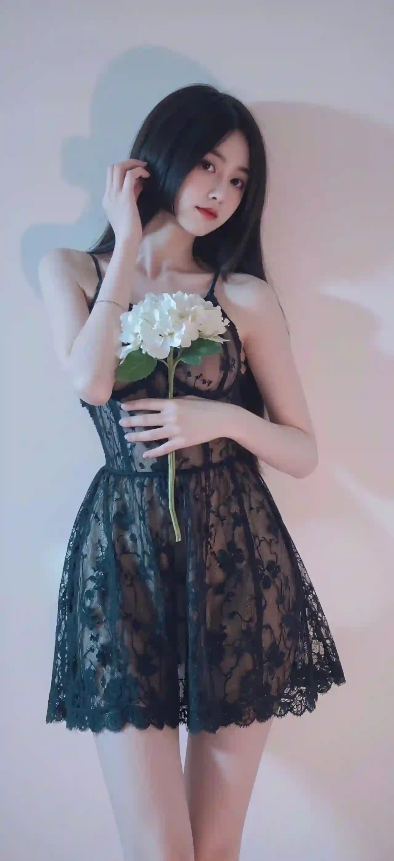 捧着鲜花的性感蕾丝美女 长腿美女 性感吊带