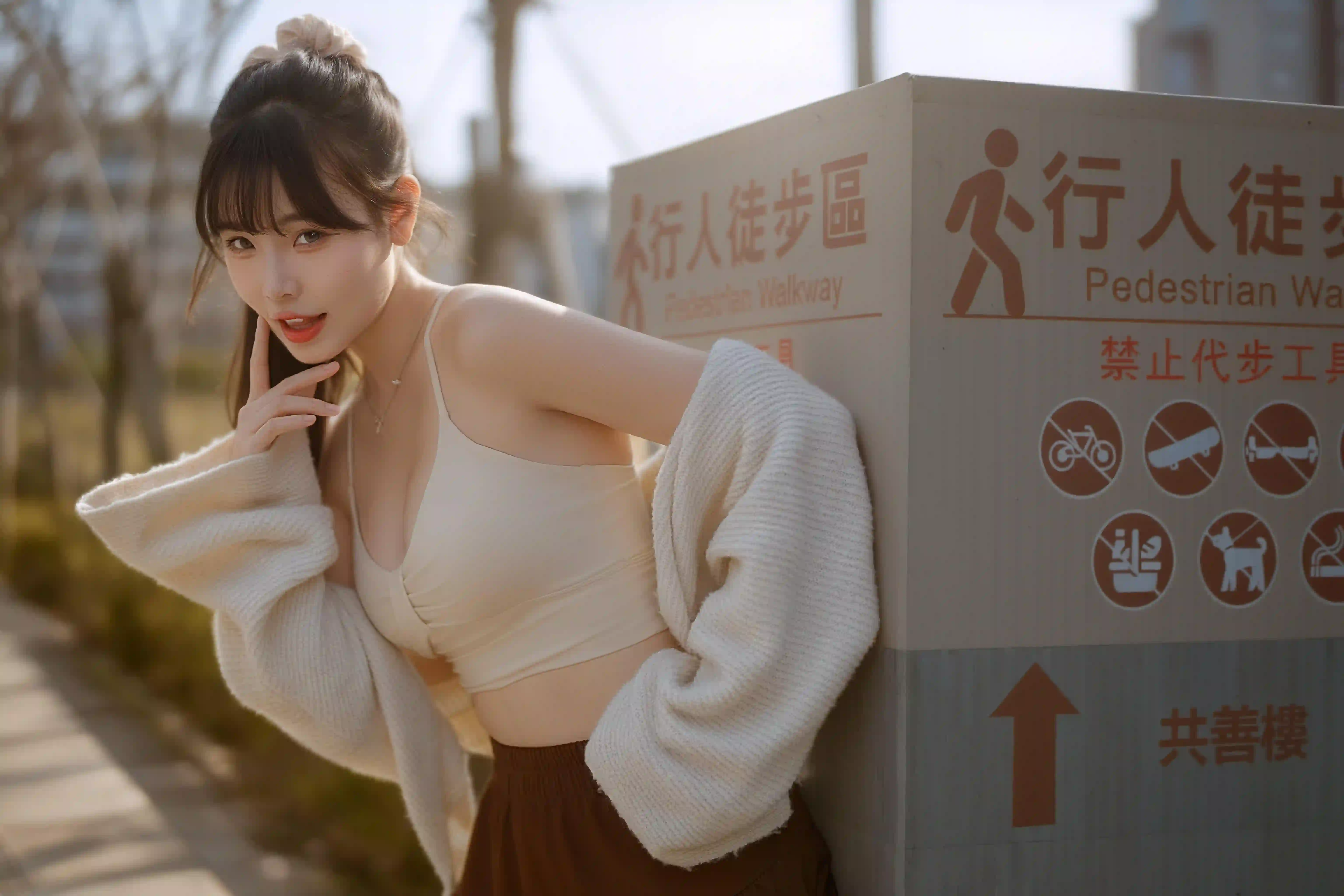 长发美女 白色衣服 户外 白色外套 